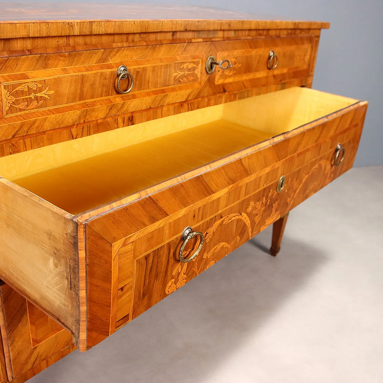 Comò neoclassico intarsiato in diversi tipi di legno, fine '700 7