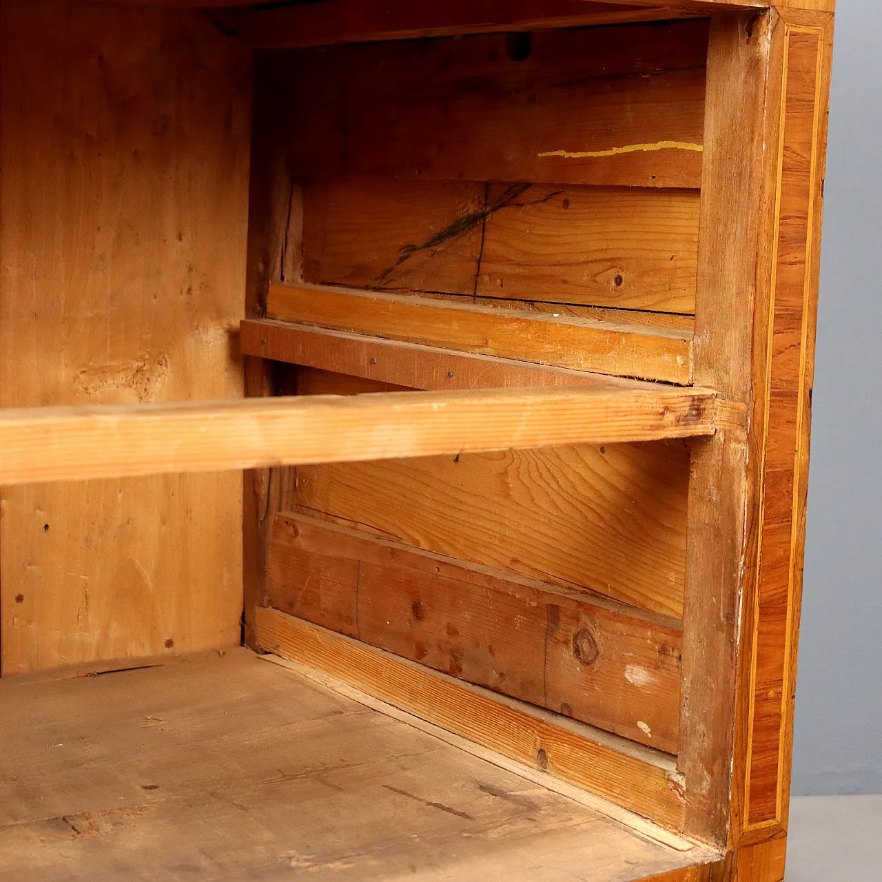Comò neoclassico intarsiato in diversi tipi di legno, fine '700 8
