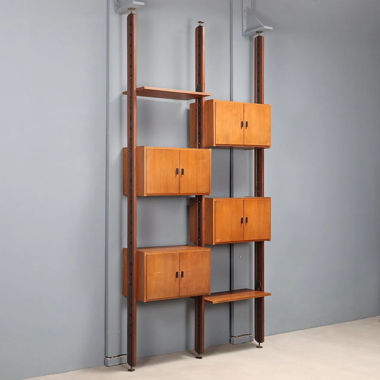 Libreria in metallo, ottone e teak, '900 1