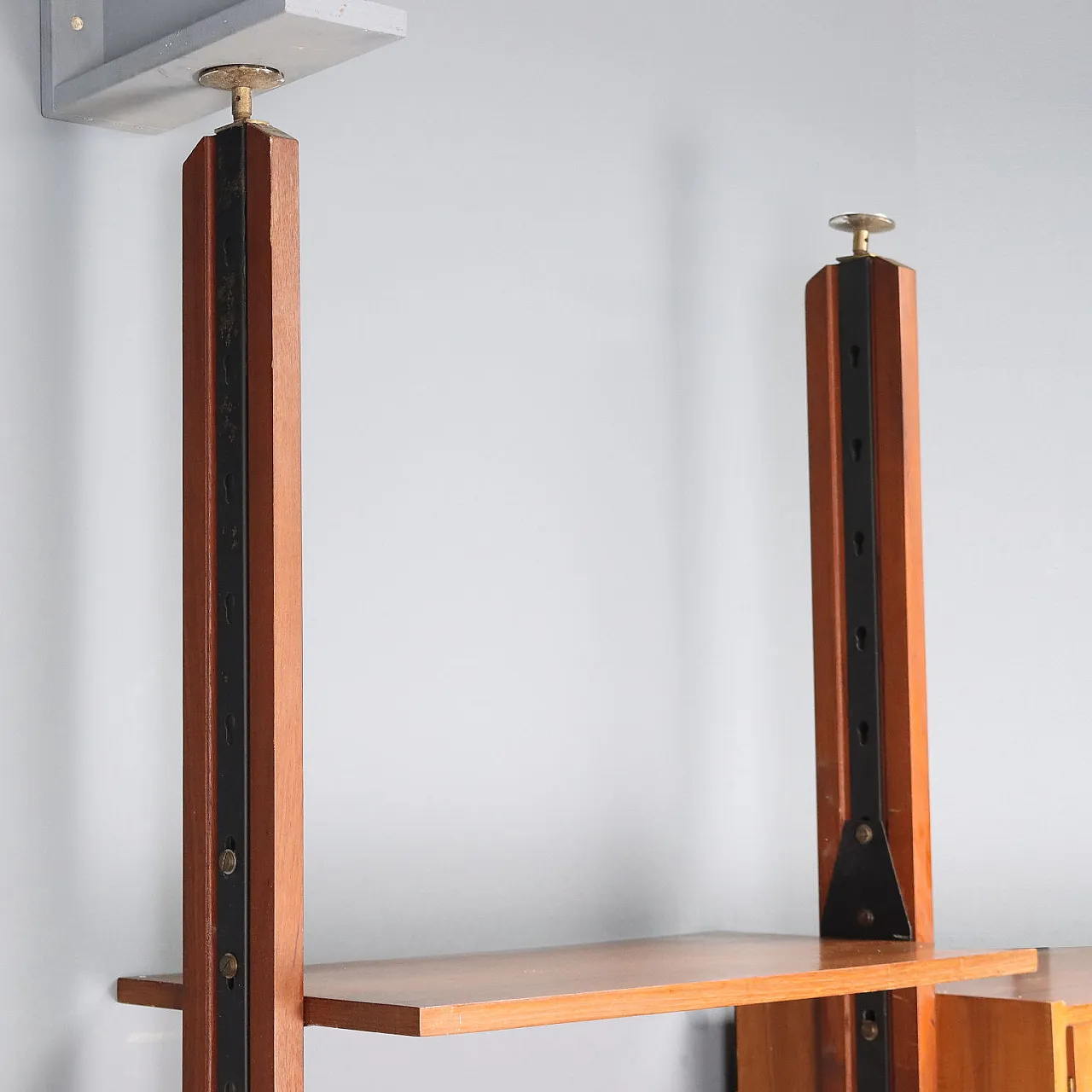 Libreria in metallo, ottone e teak, '900 5