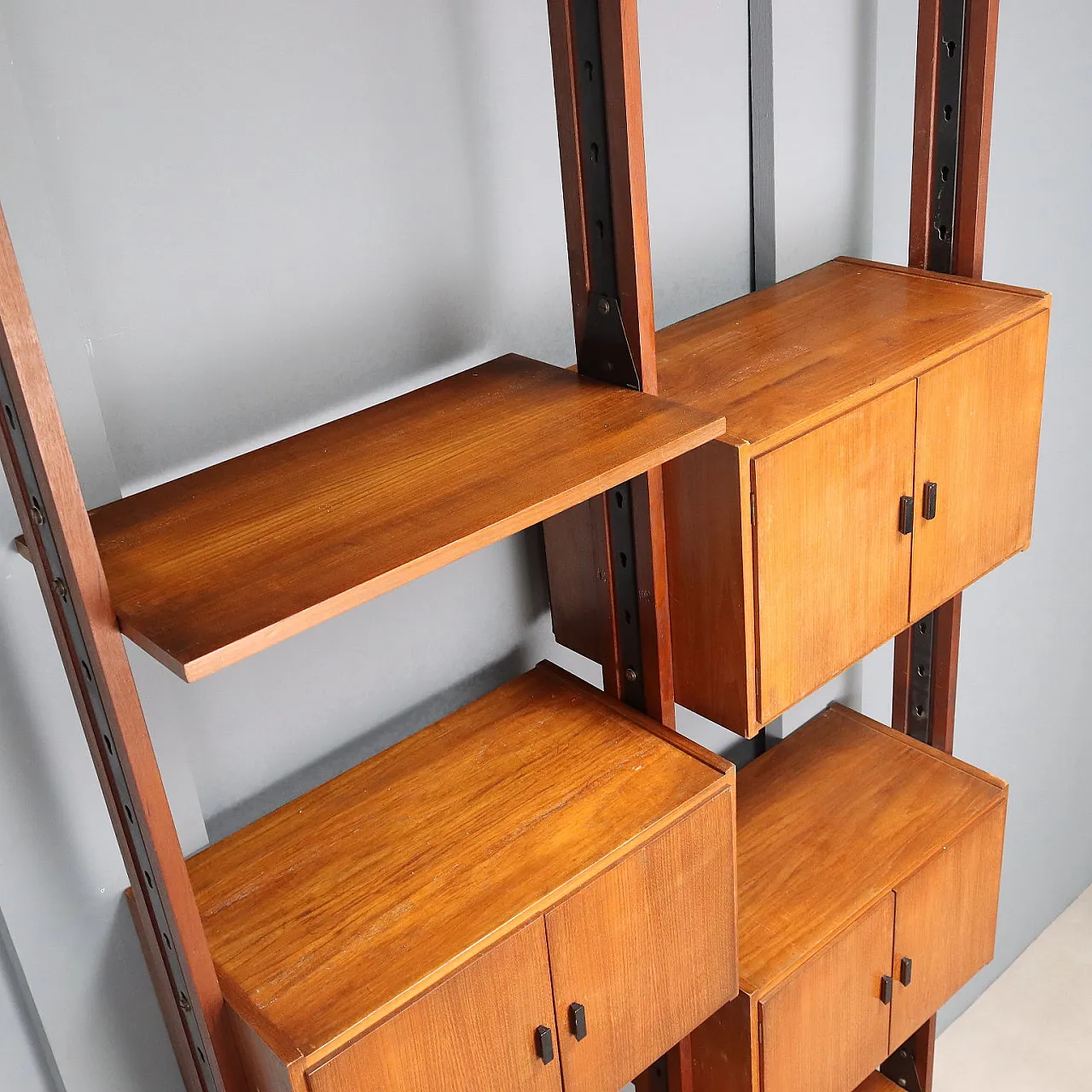 Libreria in metallo, ottone e teak, '900 7