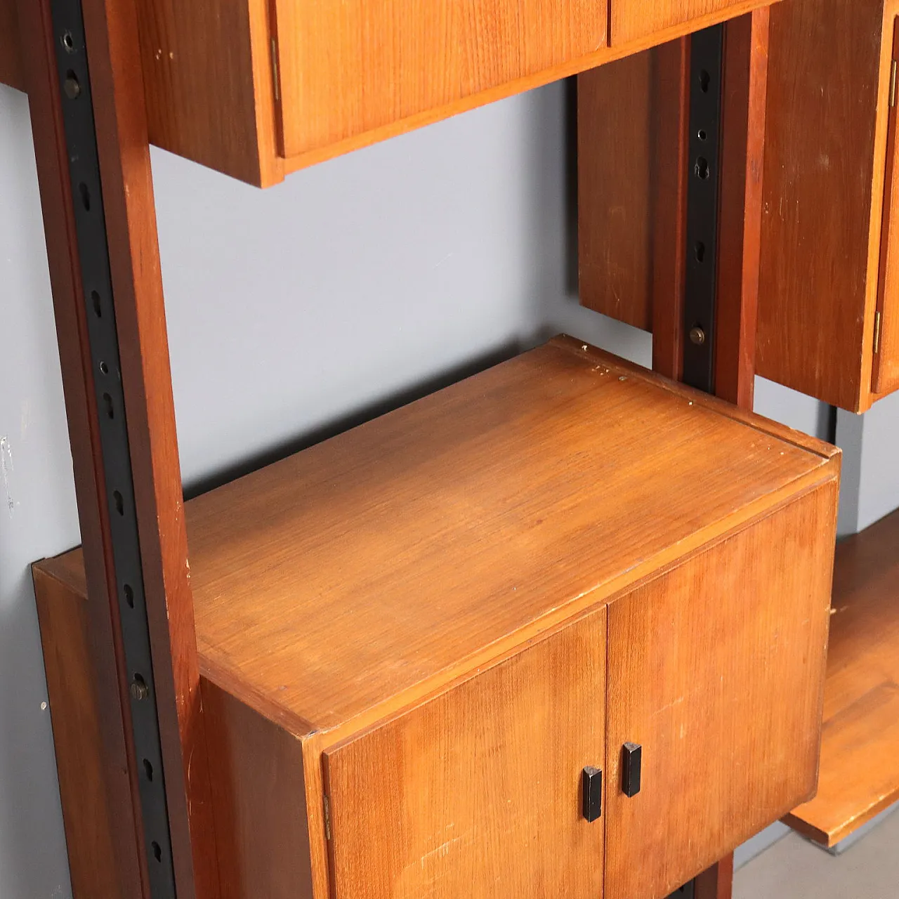 Libreria in metallo, ottone e teak, '900 8