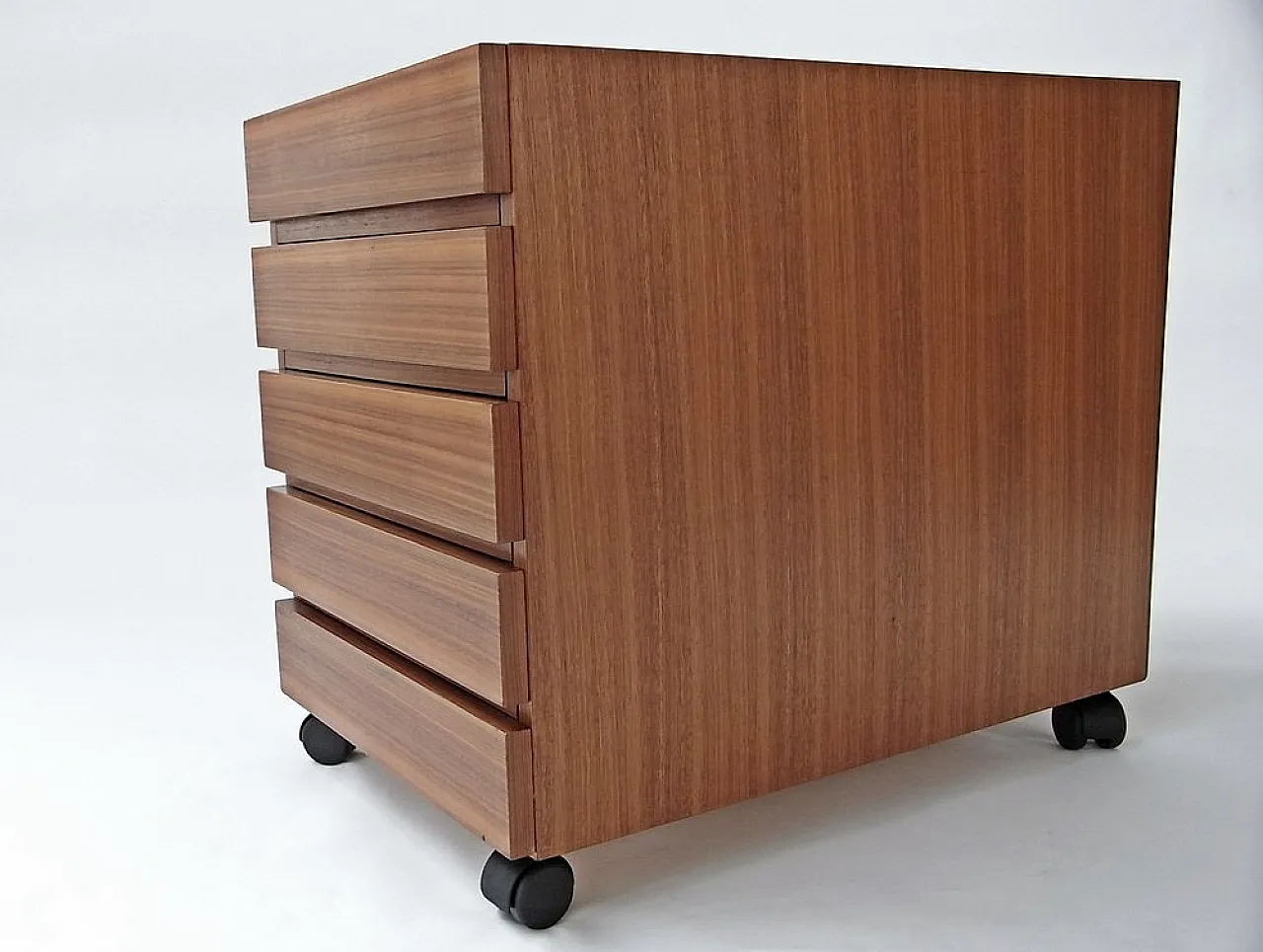 Cassettiera in noce con 5 Ruote di Nocciola, anni '70 2