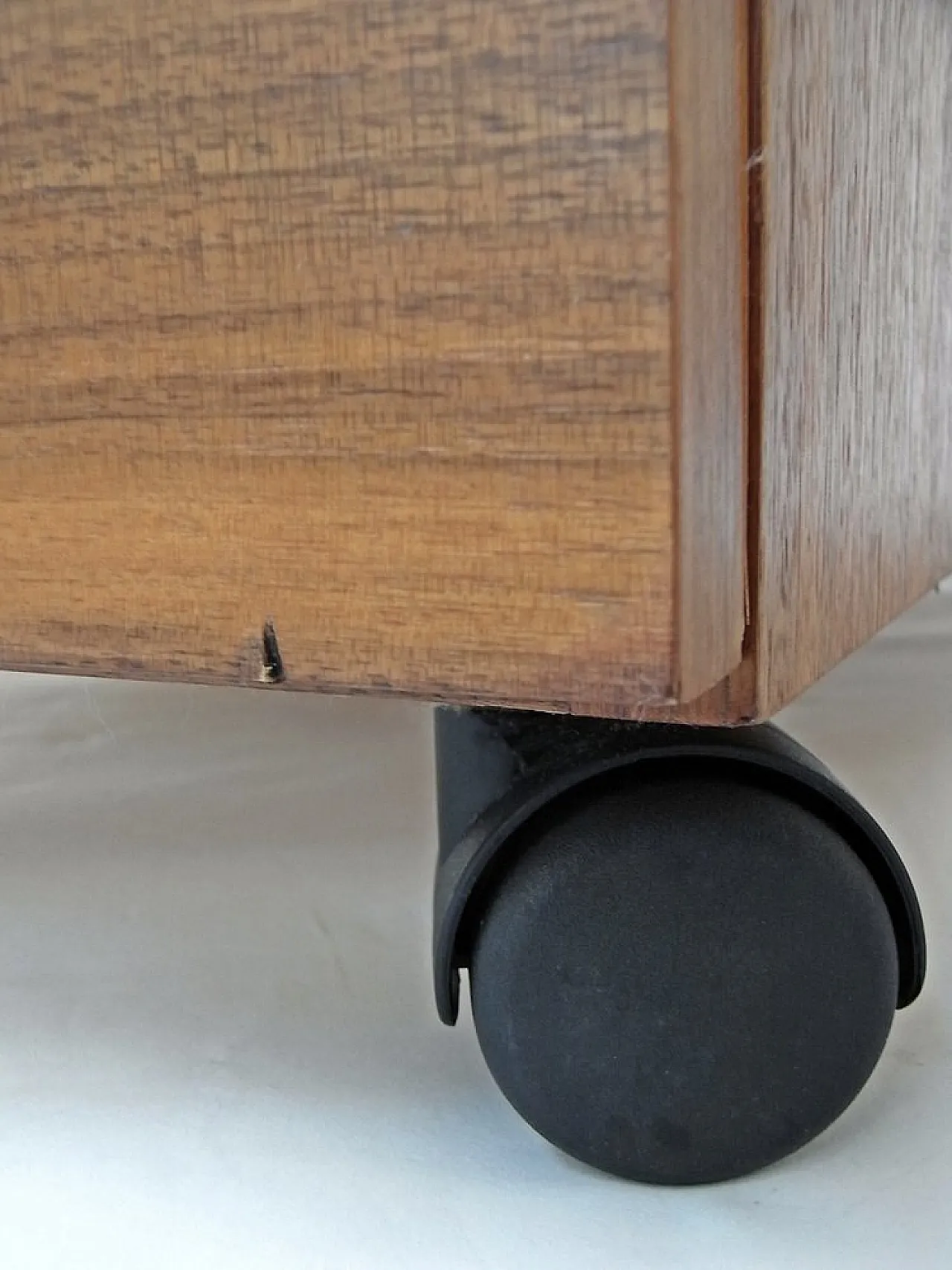 Cassettiera in noce con 5 Ruote di Nocciola, anni '70 6