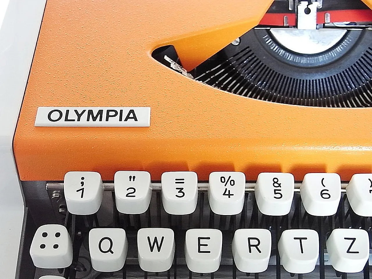 Portable De Luxe Typewriter from Olympia, 1970s 6