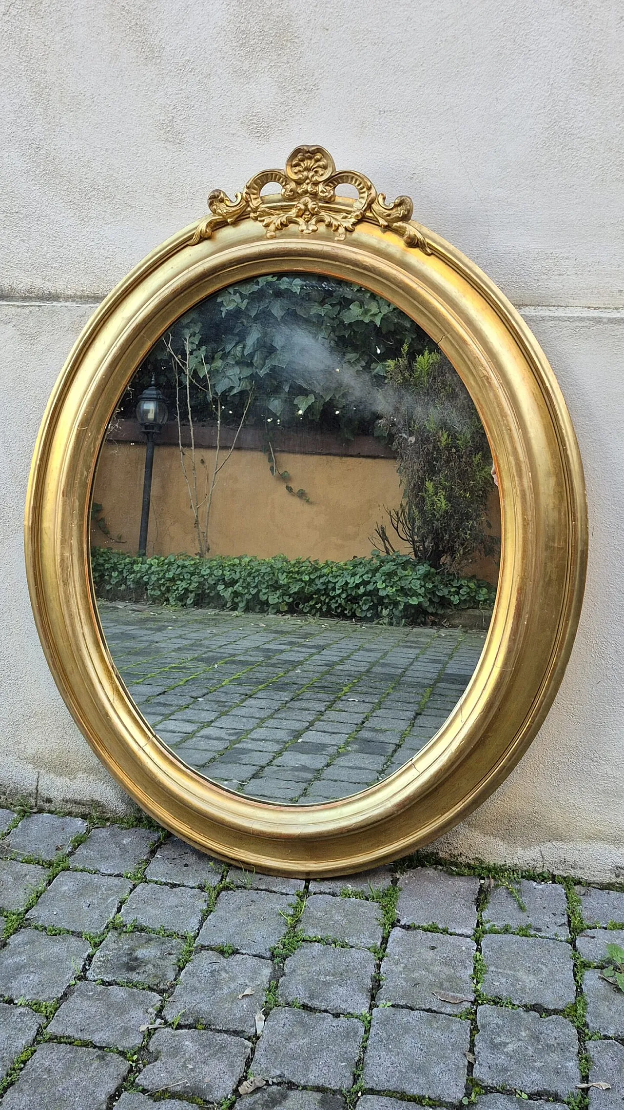 Specchiera ovale in legno dorato con cimasa, '800 1