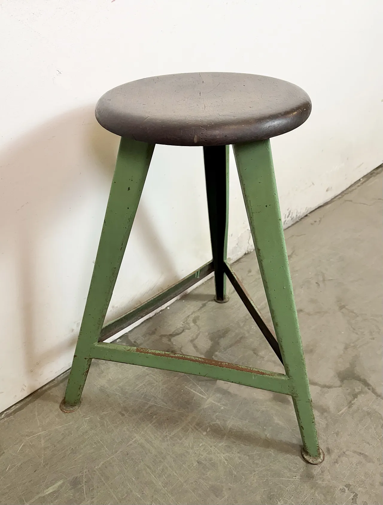 Sgabello da laboratorio industriale verde, anni '60 5