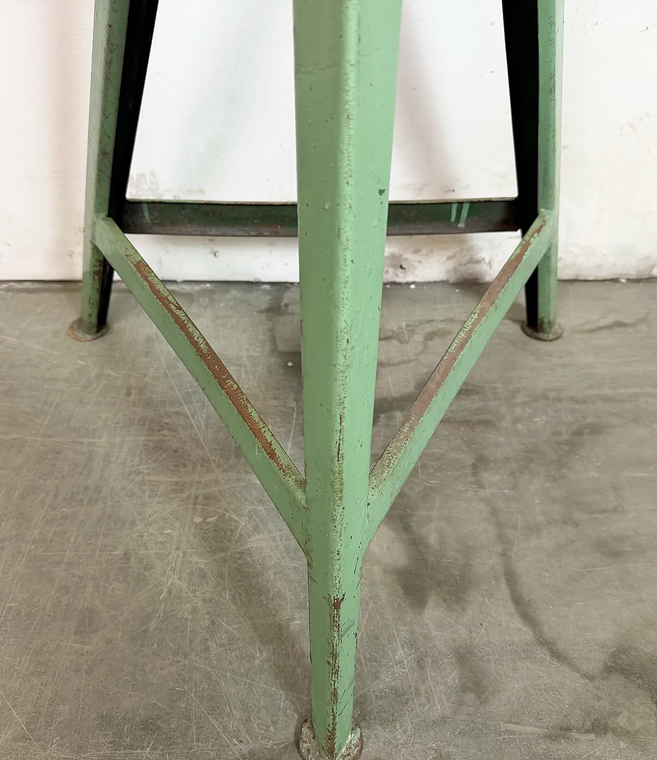 Sgabello da laboratorio industriale verde, anni '60 8