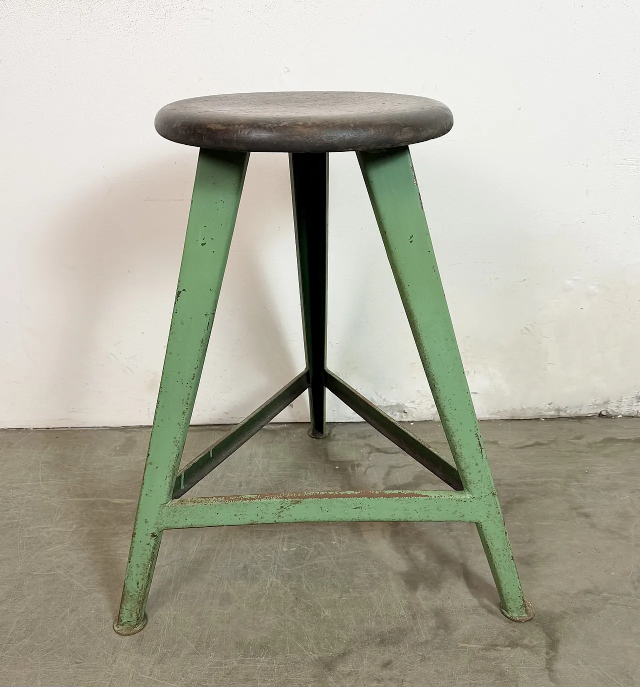 Sgabello da laboratorio industriale verde, anni '60 9