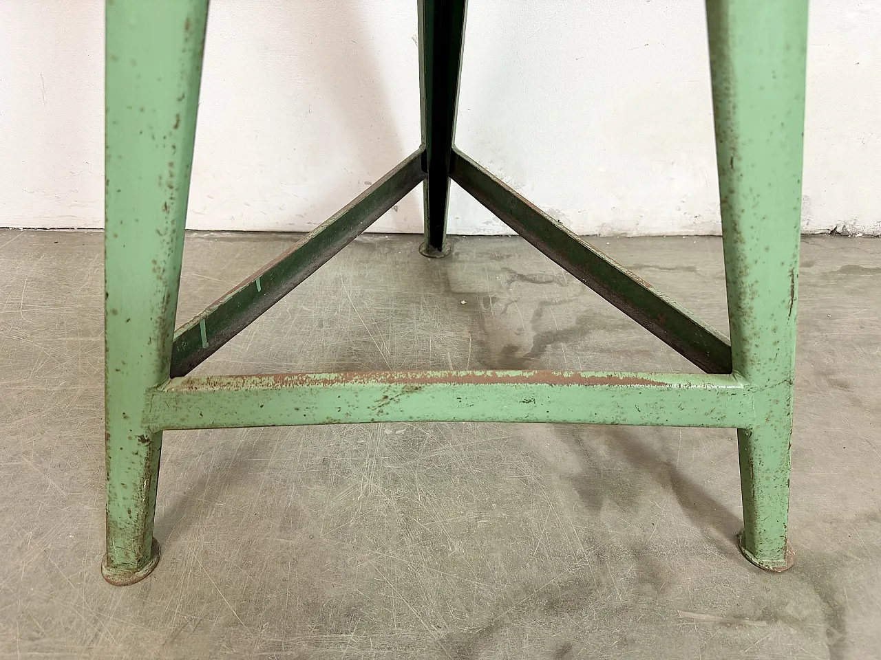 Sgabello da laboratorio industriale verde, anni '60 10