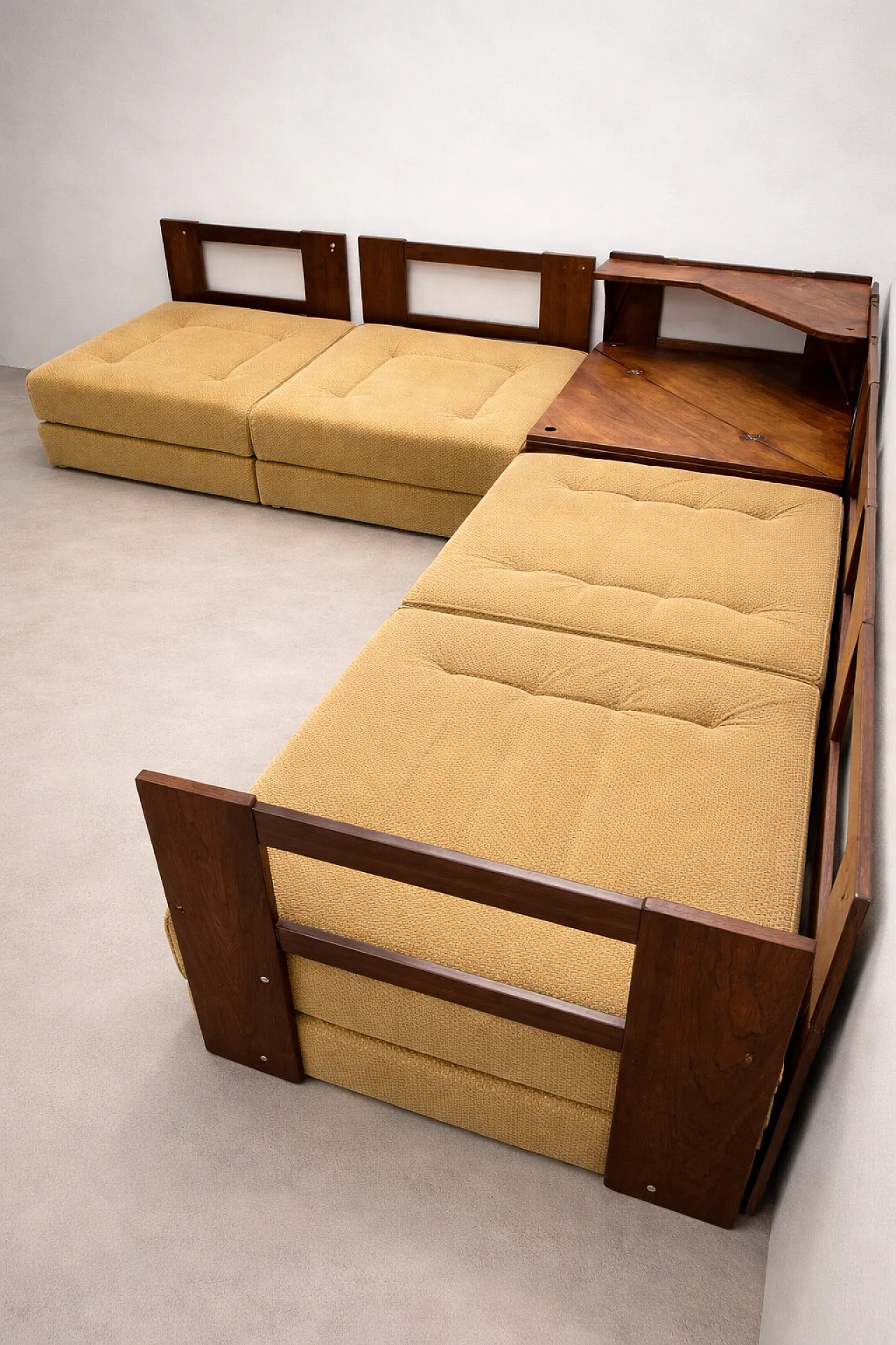Divano angolare di metà secolo di Dřevotvar, anni '60 24