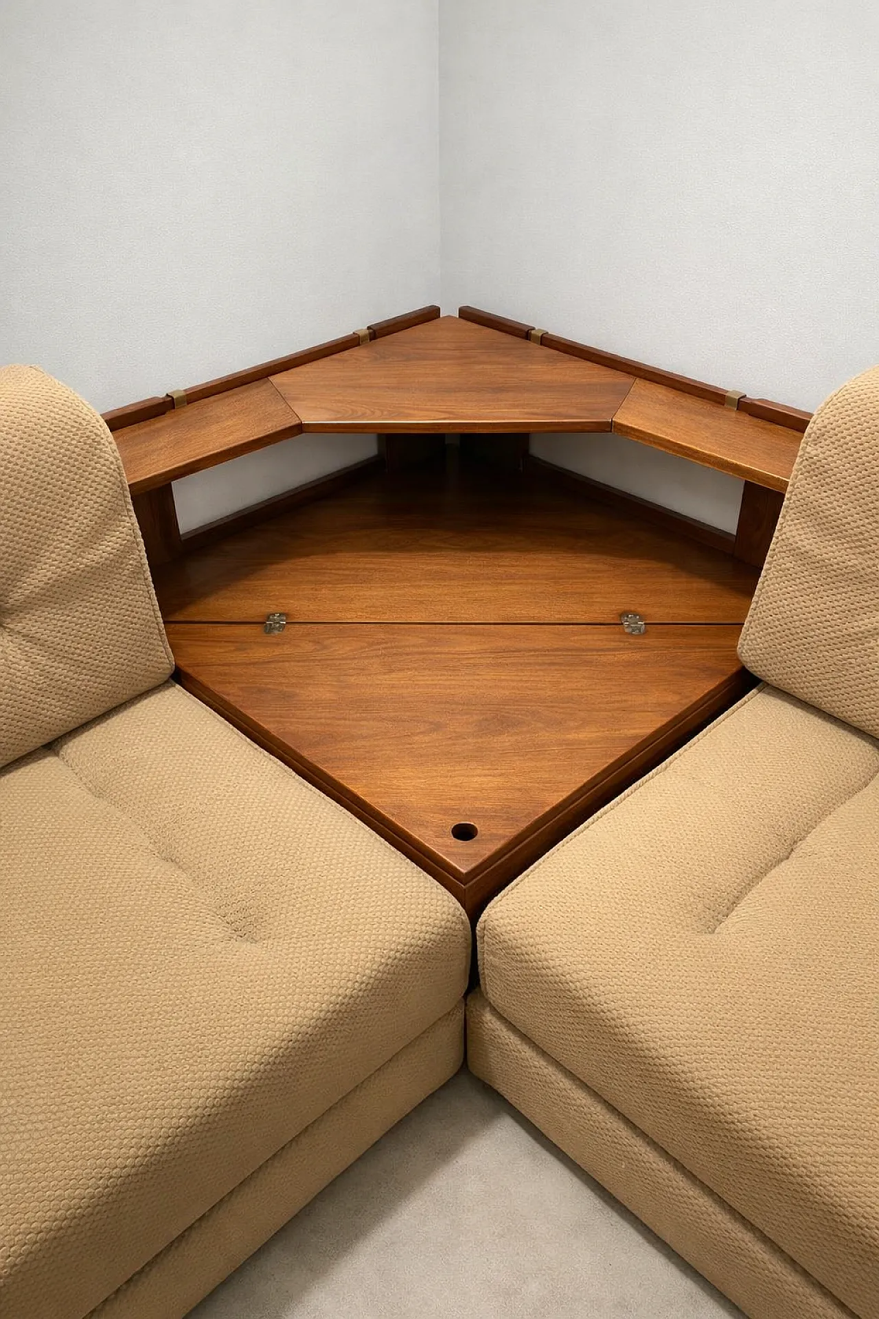 Divano angolare di metà secolo di Dřevotvar, anni '60 28