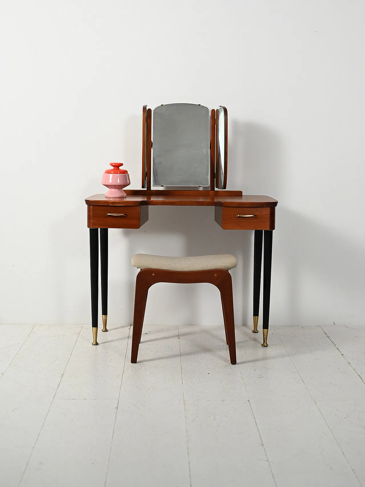 Scandinavian dressing table with trefoil mirror, 60s 1