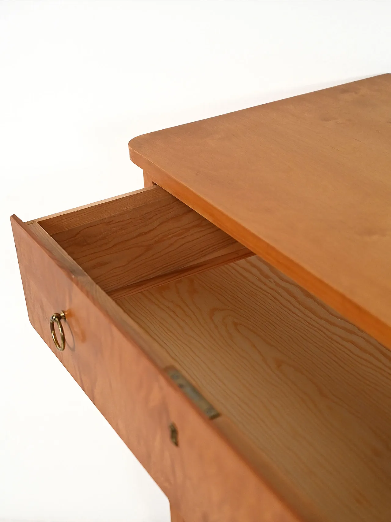 Cassettiera scandinava in betulla con maniglie in ottone, anni '50 9