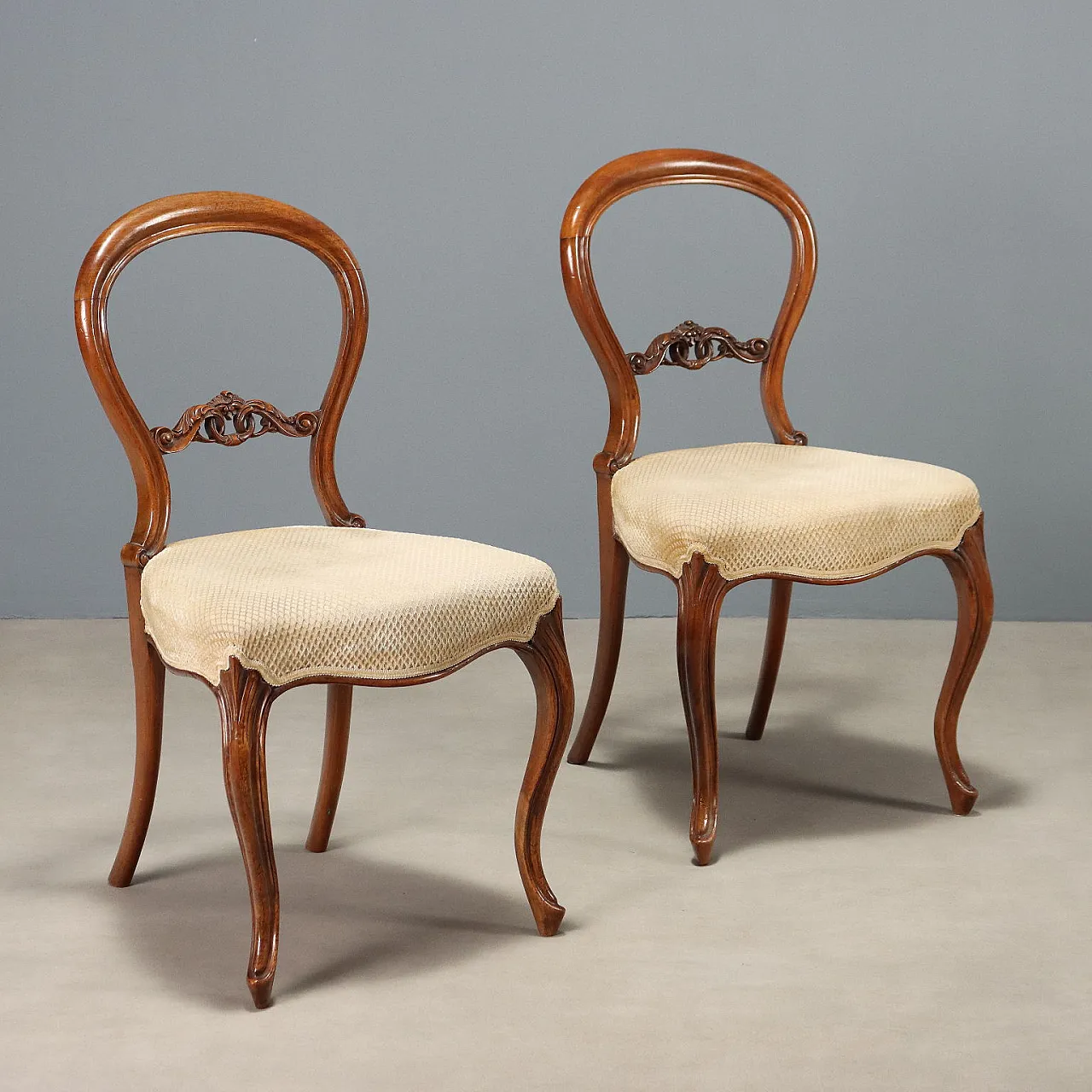 Coppia di sedie in noce, metà '800 1
