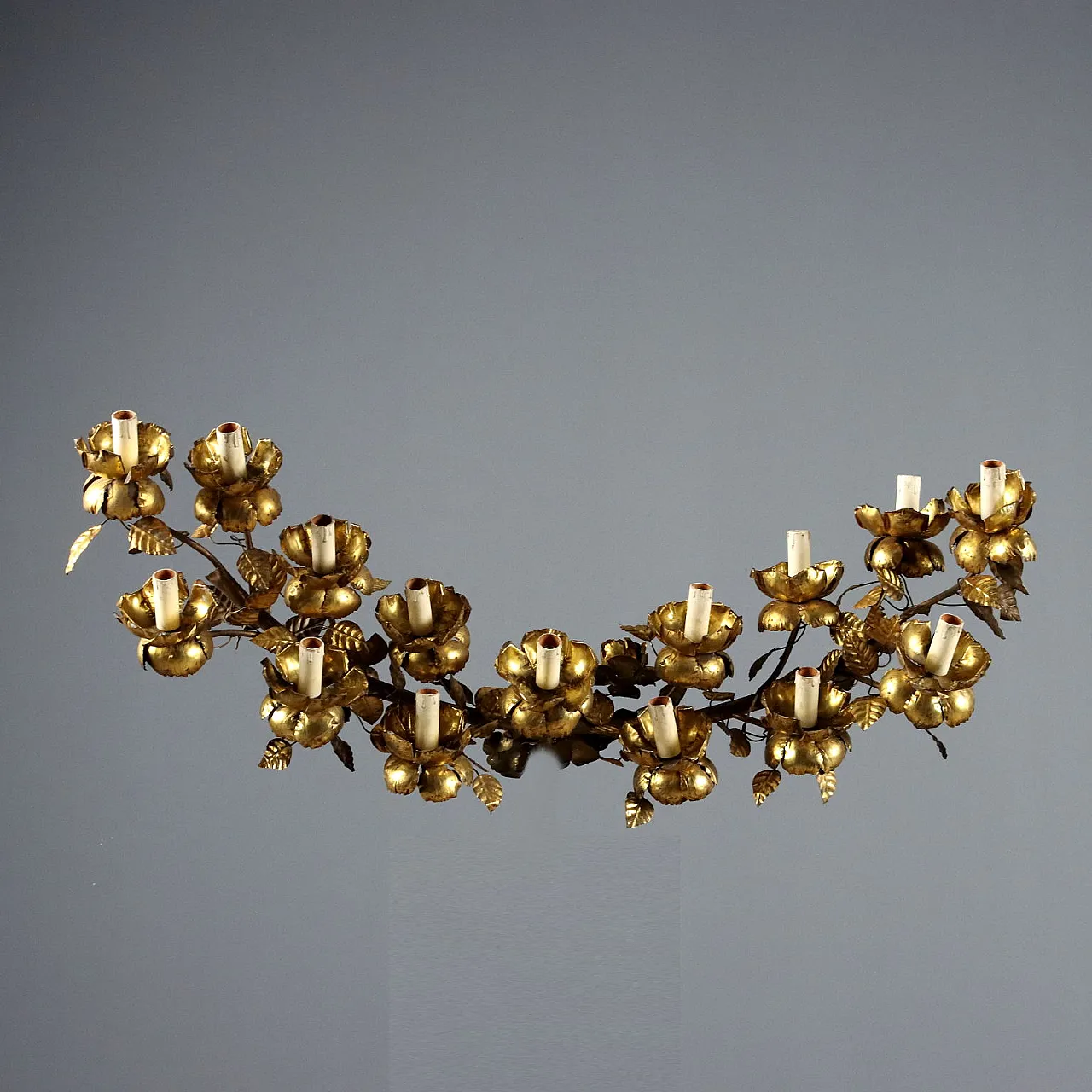 Lampada da parete in ferro battuto e lamiera con foglia oro, fine '800 1