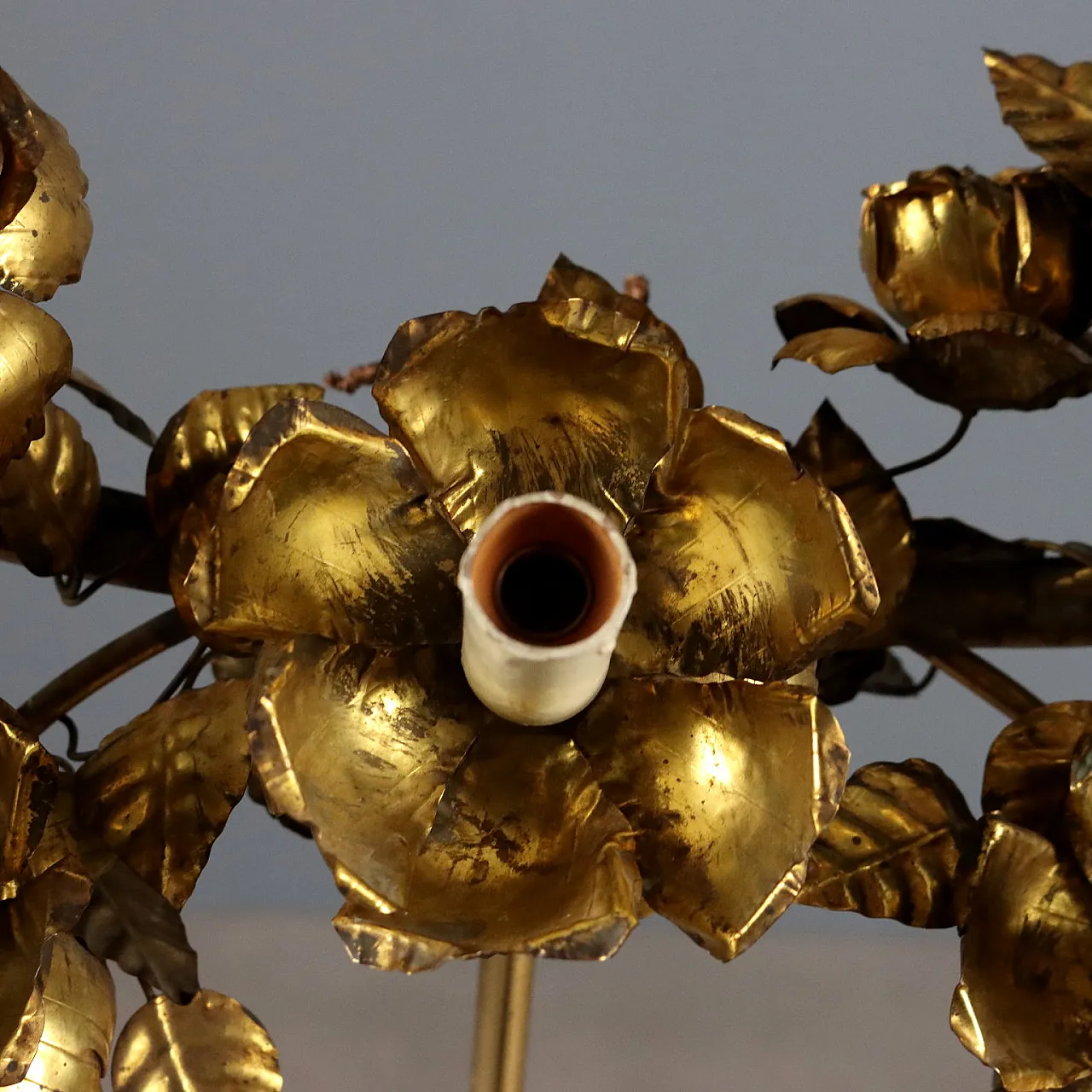 Lampada da parete in ferro battuto e lamiera con foglia oro, fine '800 4