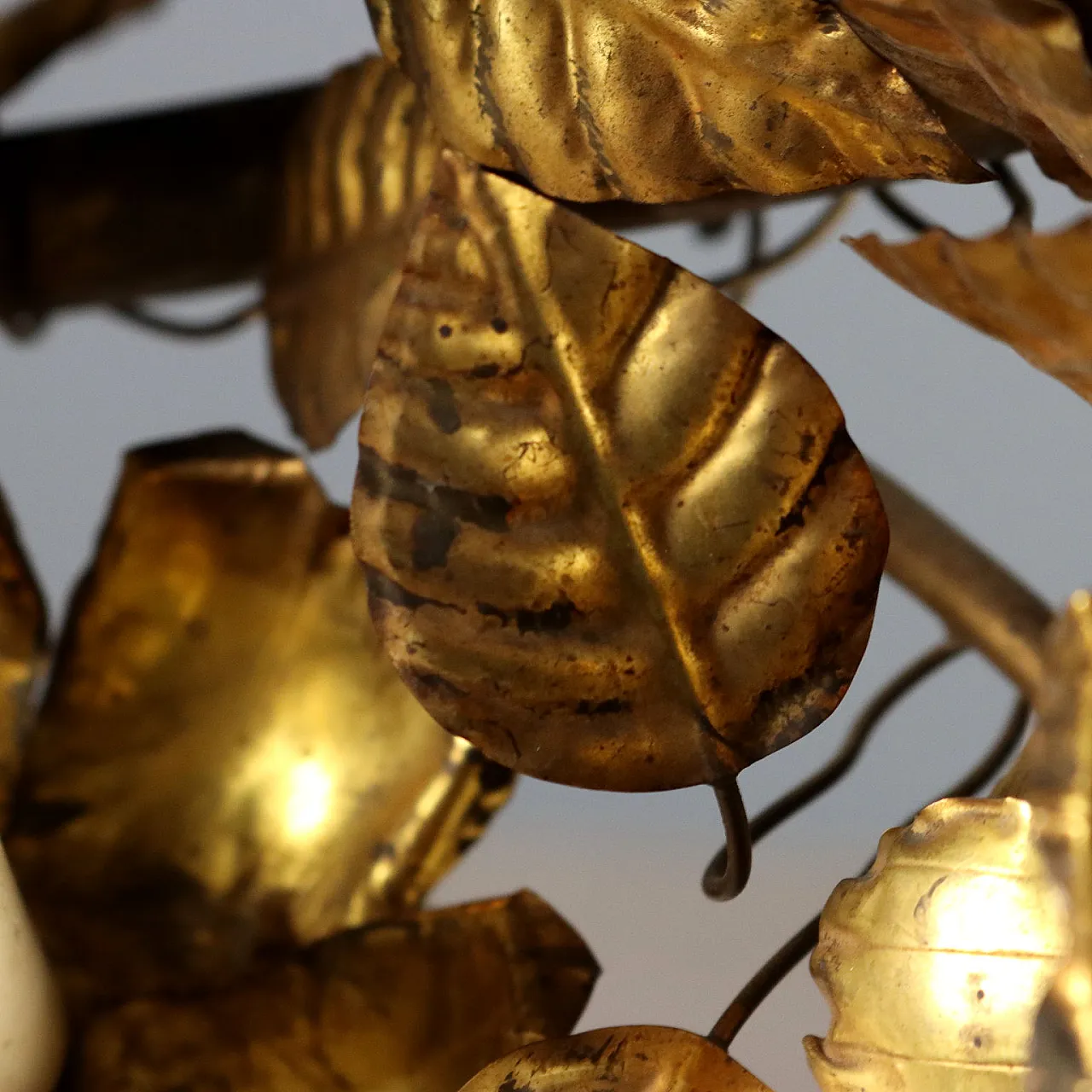 Lampada da parete in ferro battuto e lamiera con foglia oro, fine '800 5