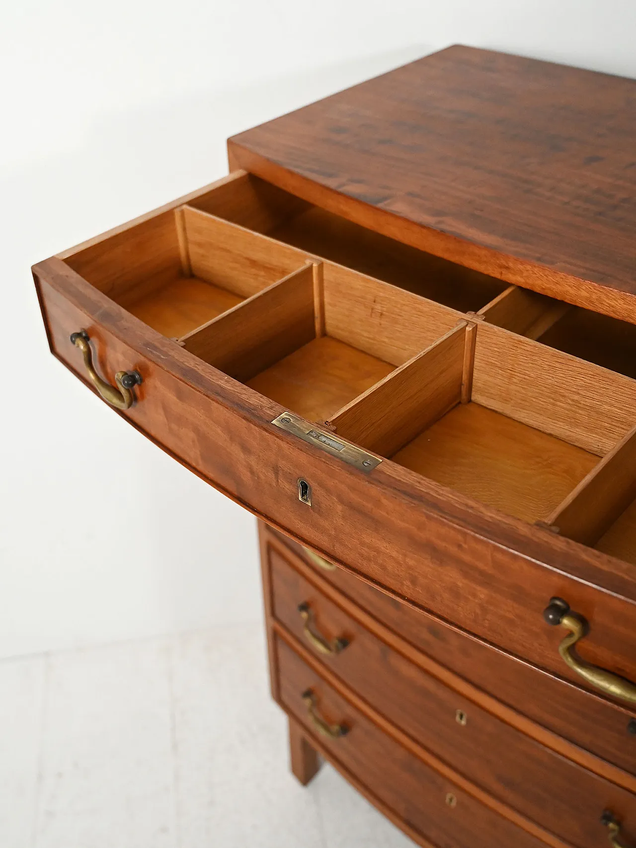 Sestina scandinava in mogano con maniglie in ottone 8