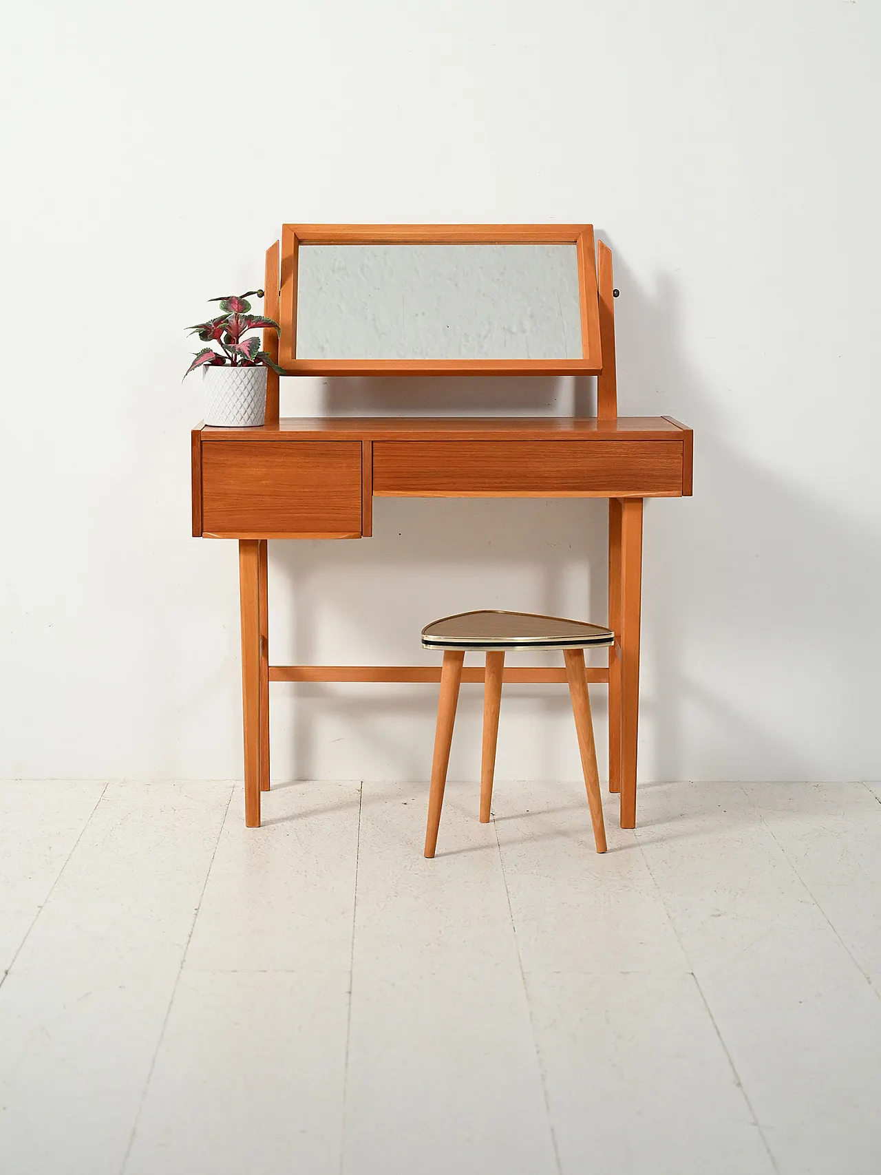 Toeletta scandinava in teak con specchio reclinabile, anni ’60 1