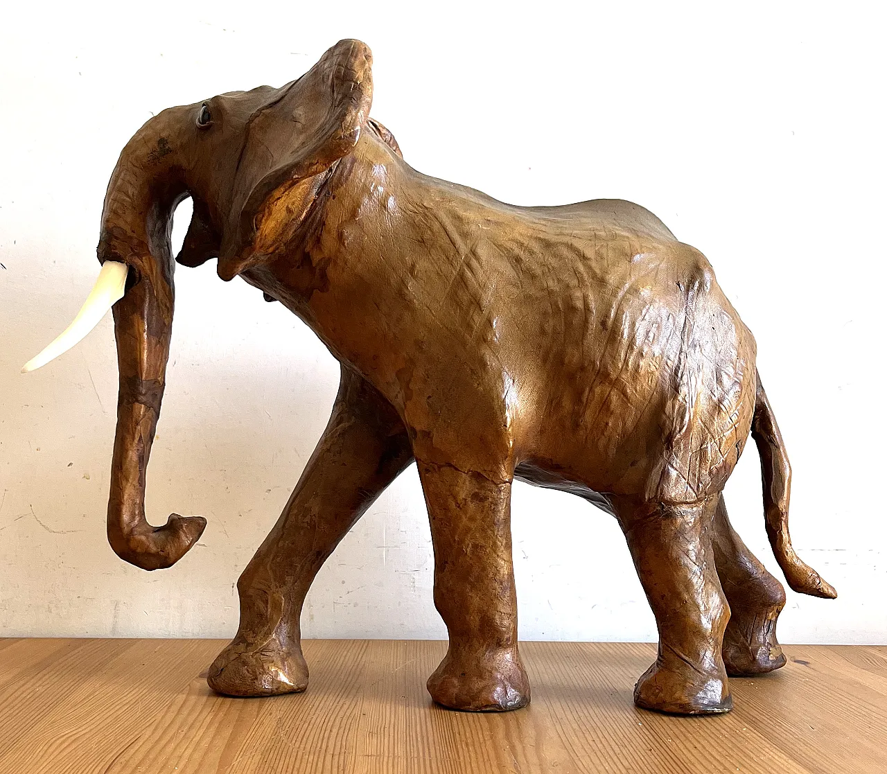 Scultura di elefante in pelle, anni '60 1