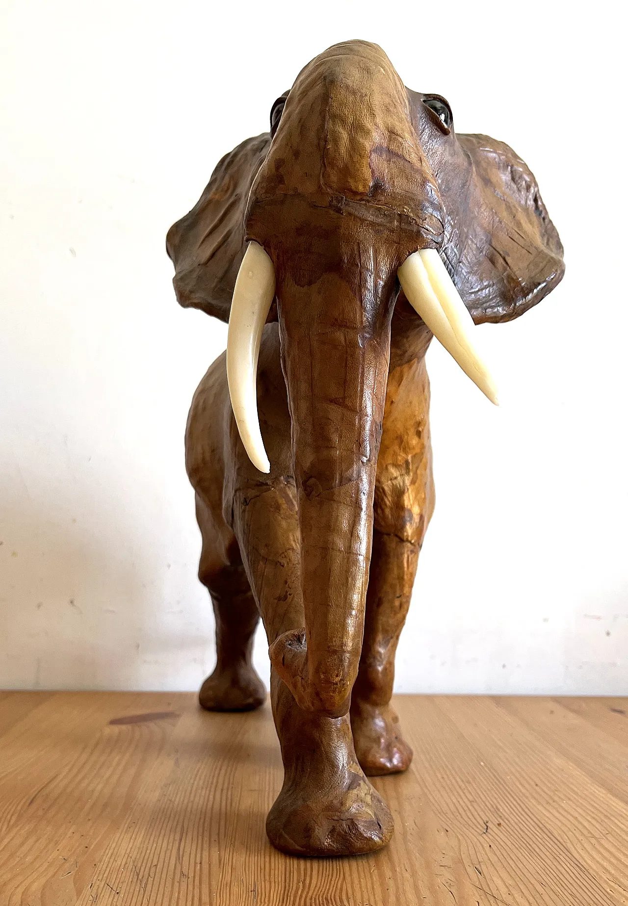 Scultura di elefante in pelle, anni '60 2