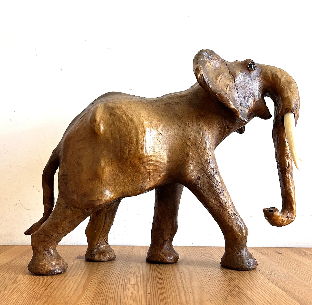 Scultura di elefante in pelle, anni '60 3