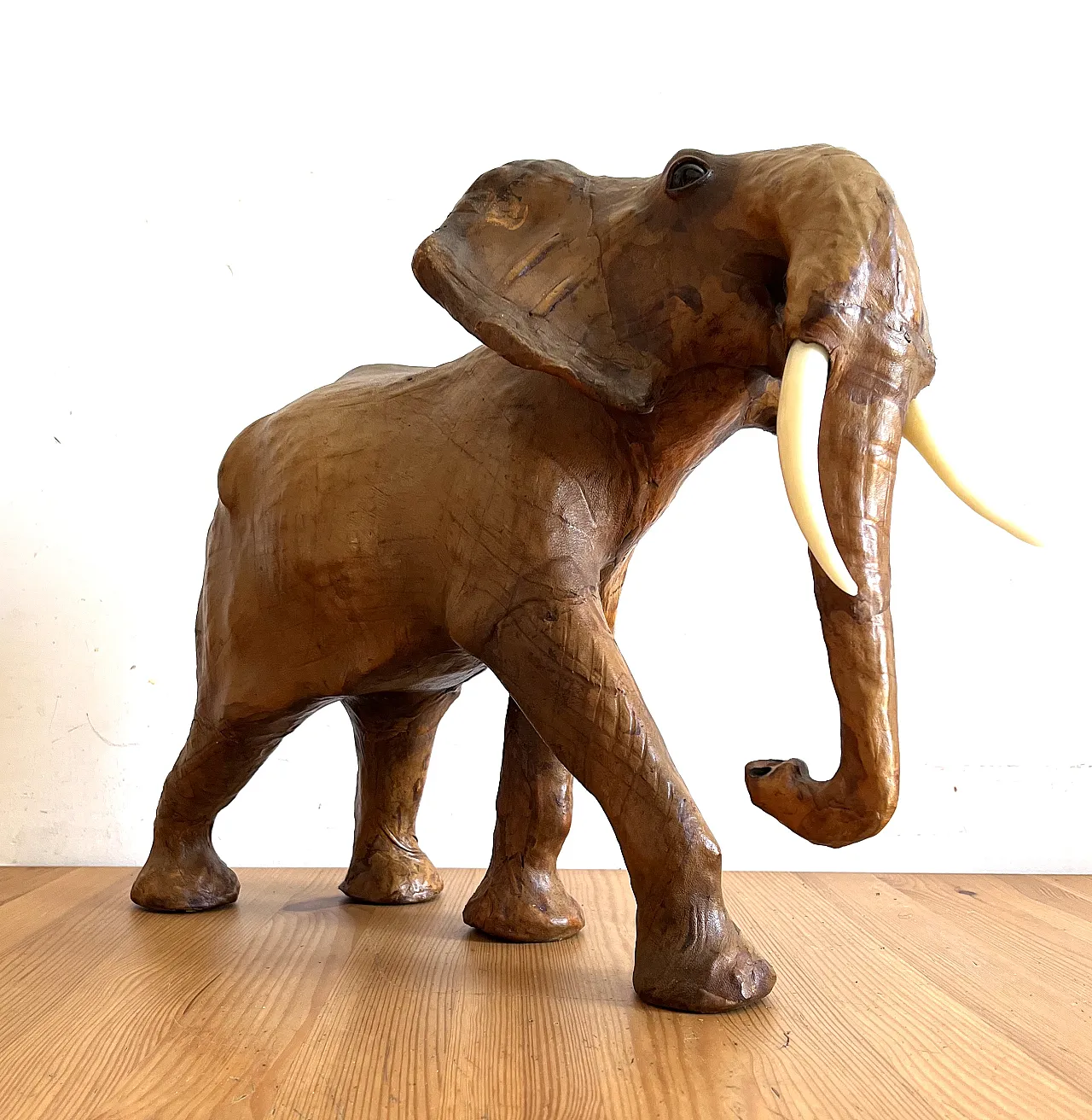 Scultura di elefante in pelle, anni '60 5