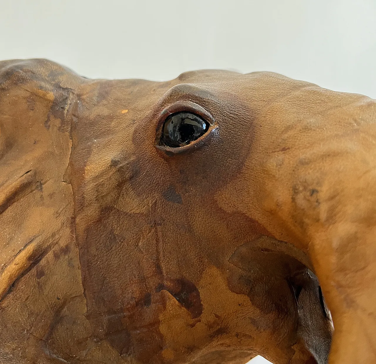 Scultura di elefante in pelle, anni '60 6