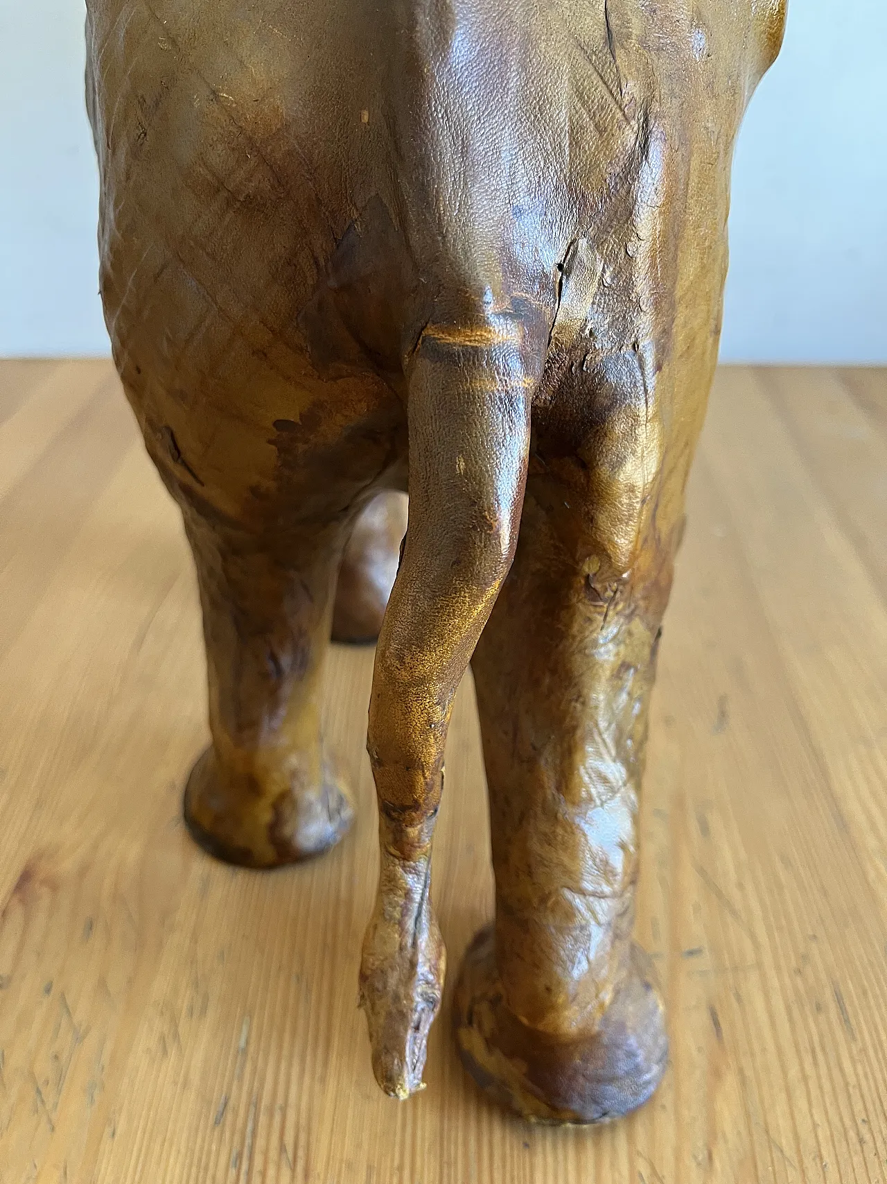 Scultura di elefante in pelle, anni '60 10