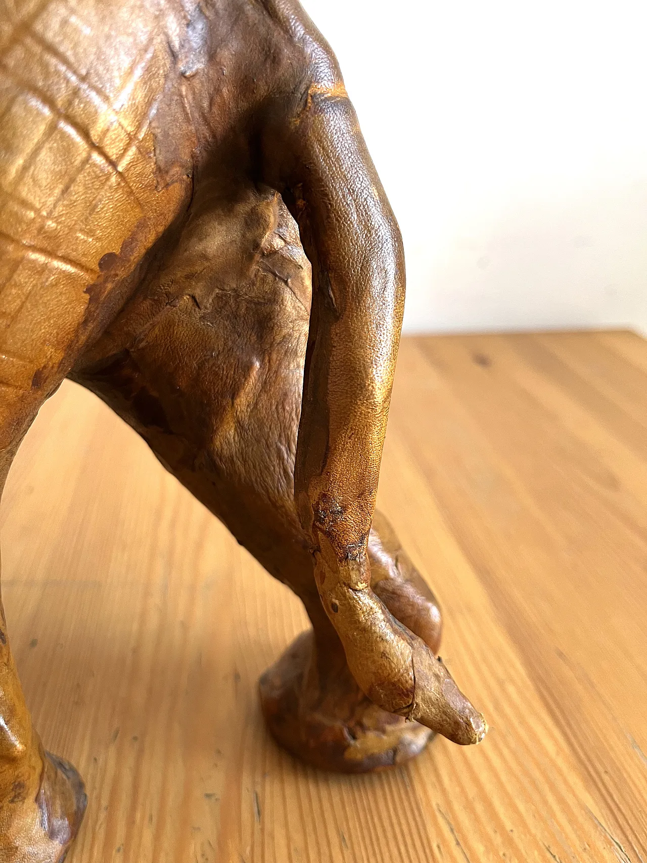 Scultura di elefante in pelle, anni '60 11