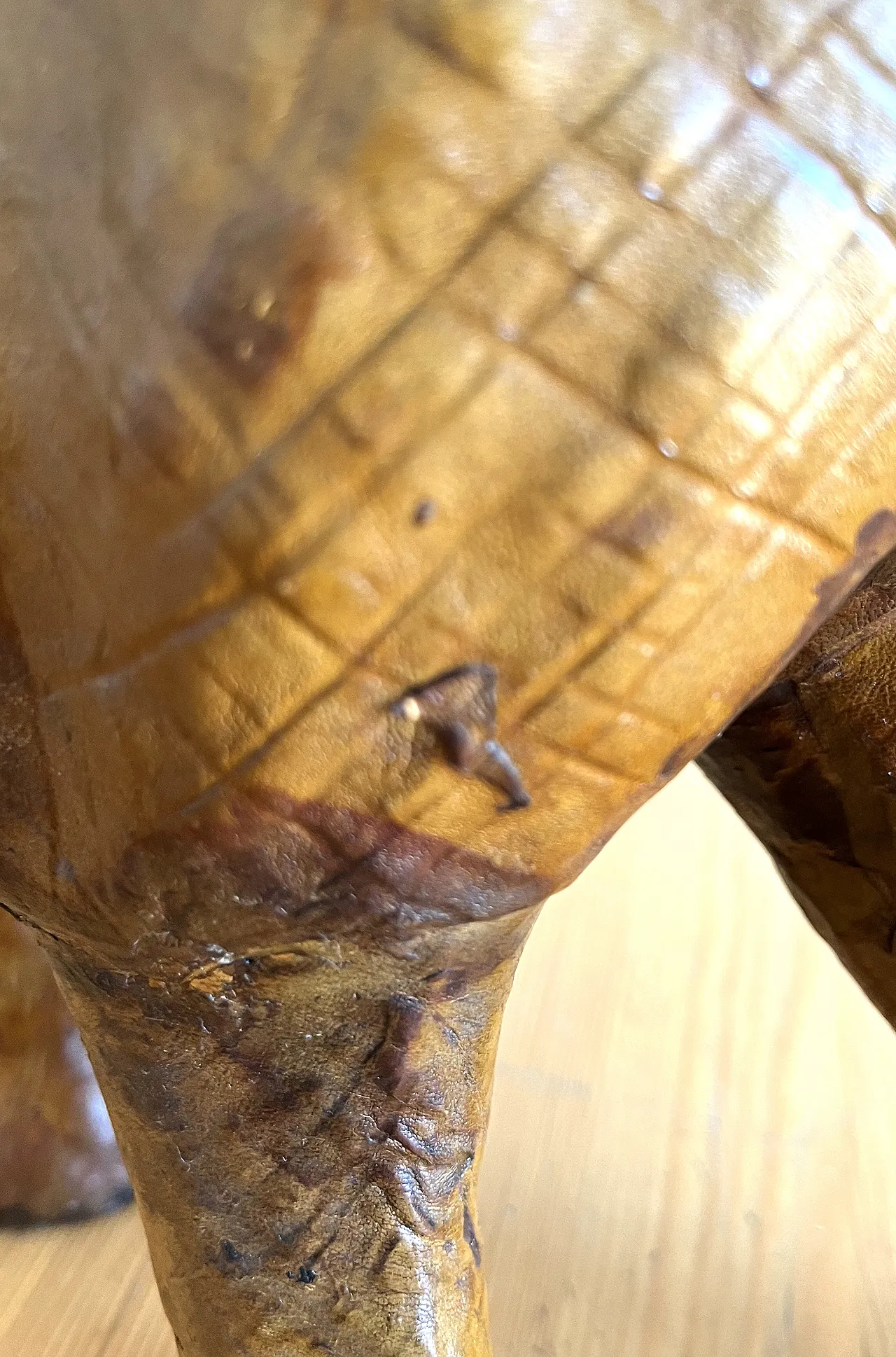 Scultura di elefante in pelle, anni '60 12