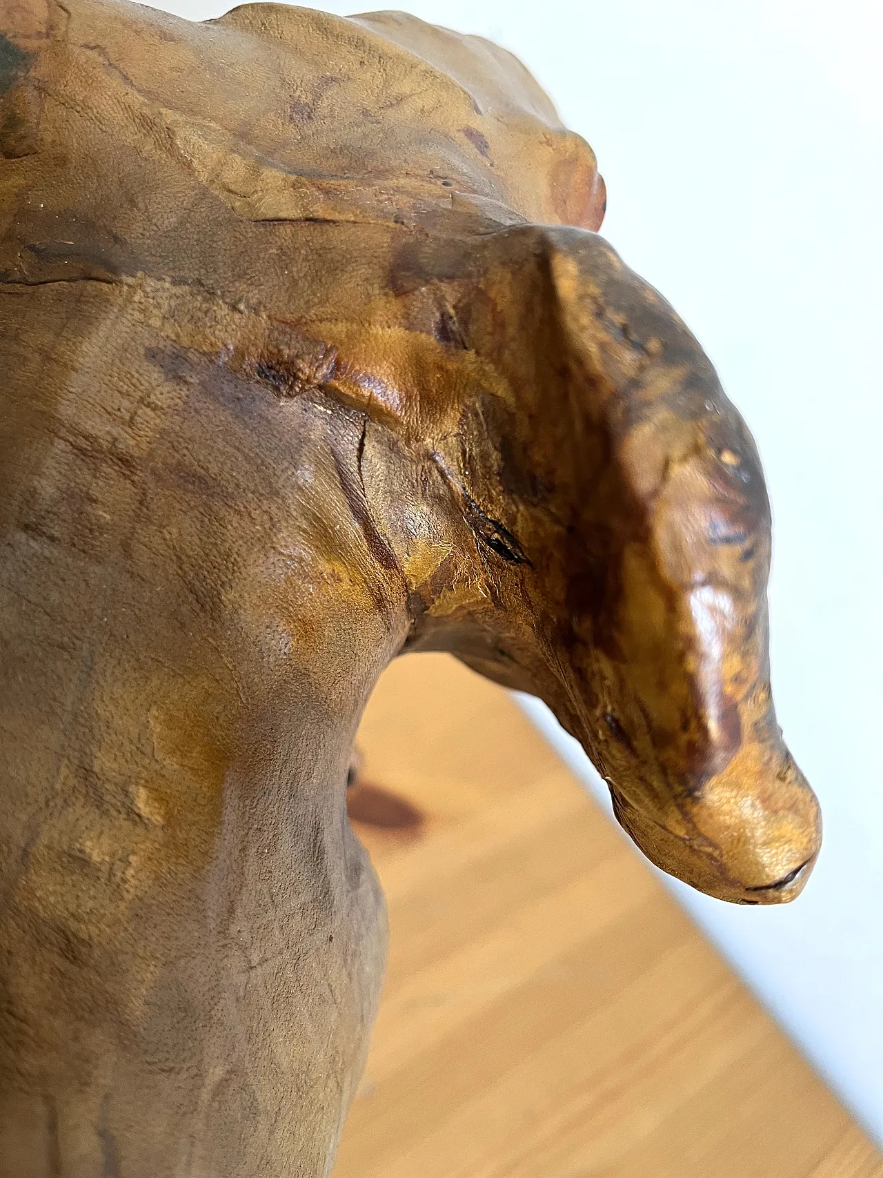 Scultura di elefante in pelle, anni '60 14