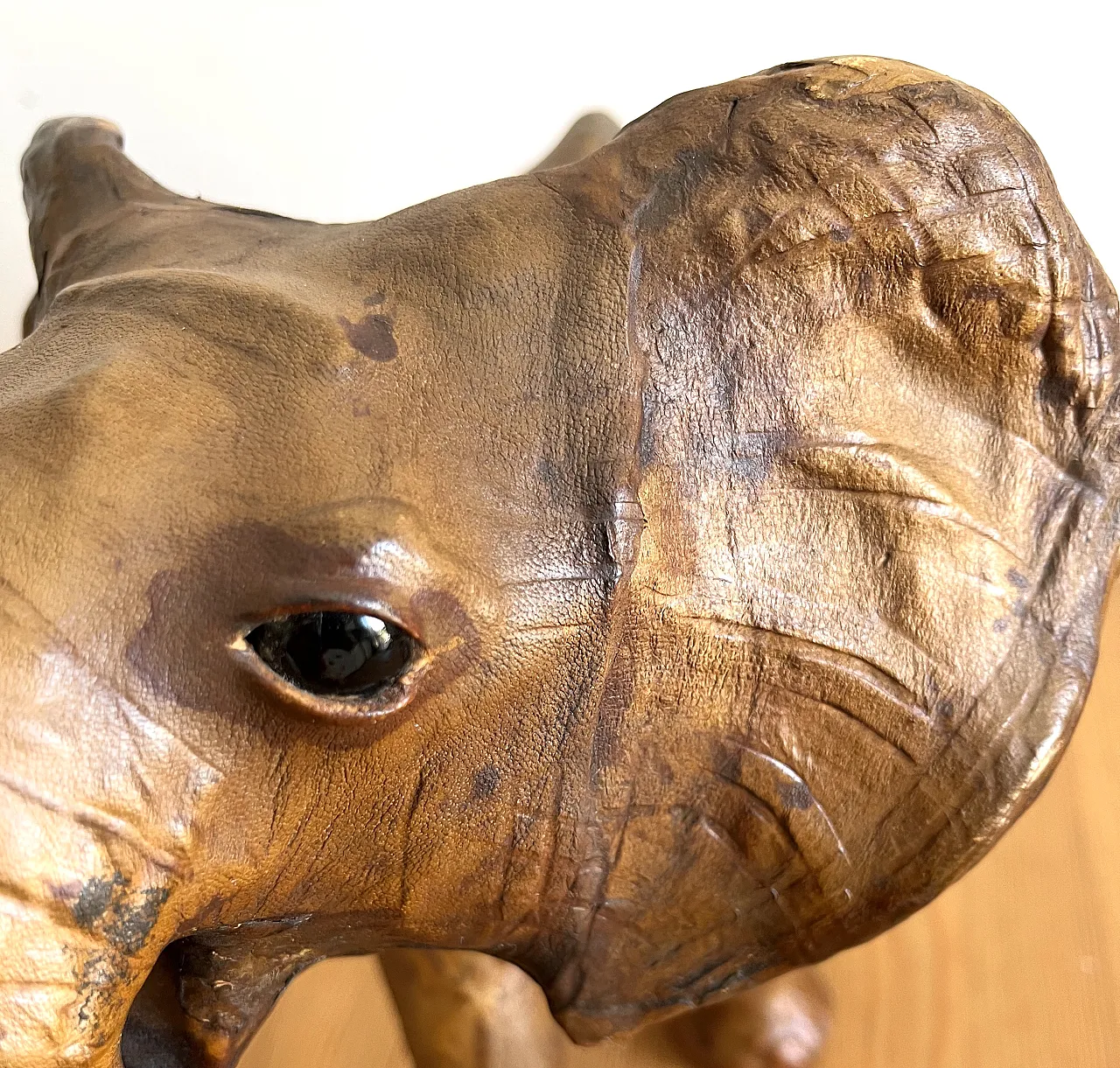 Scultura di elefante in pelle, anni '60 15