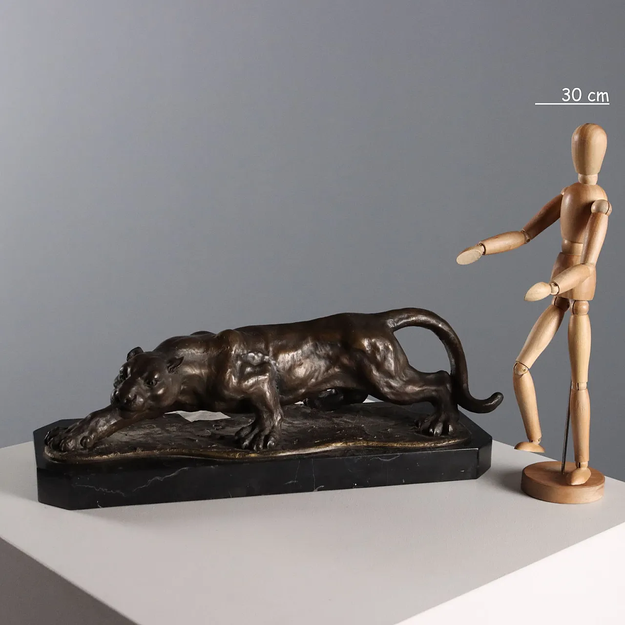 Bronze statue of a lurking tiger on a marble base, 20th century 2