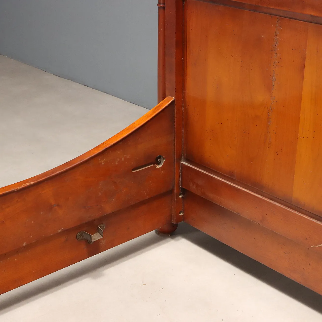 Empire style queen bed in cherry, 20th century 7