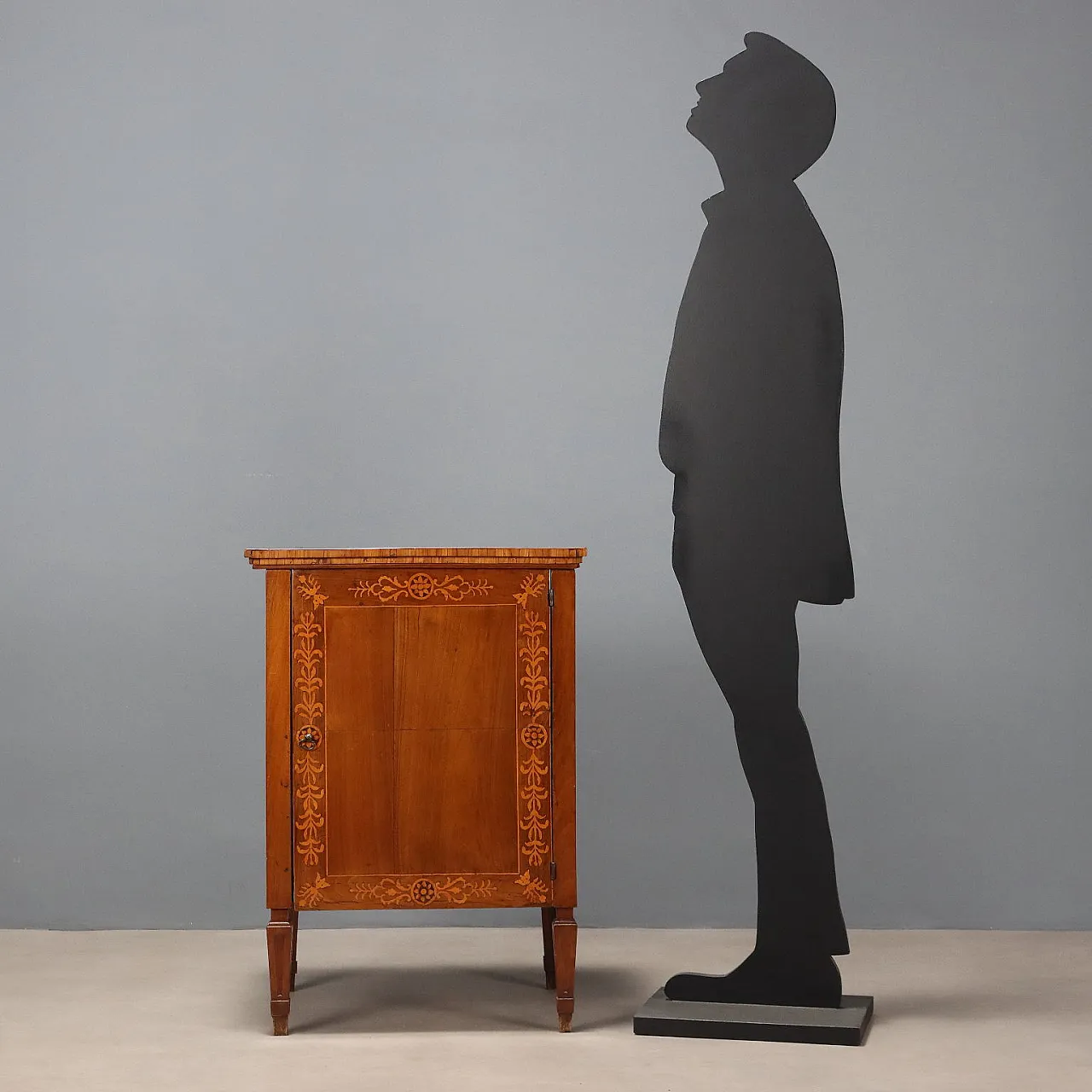 Comodino in noce con intarsi e finiture in acero, fine '800 3