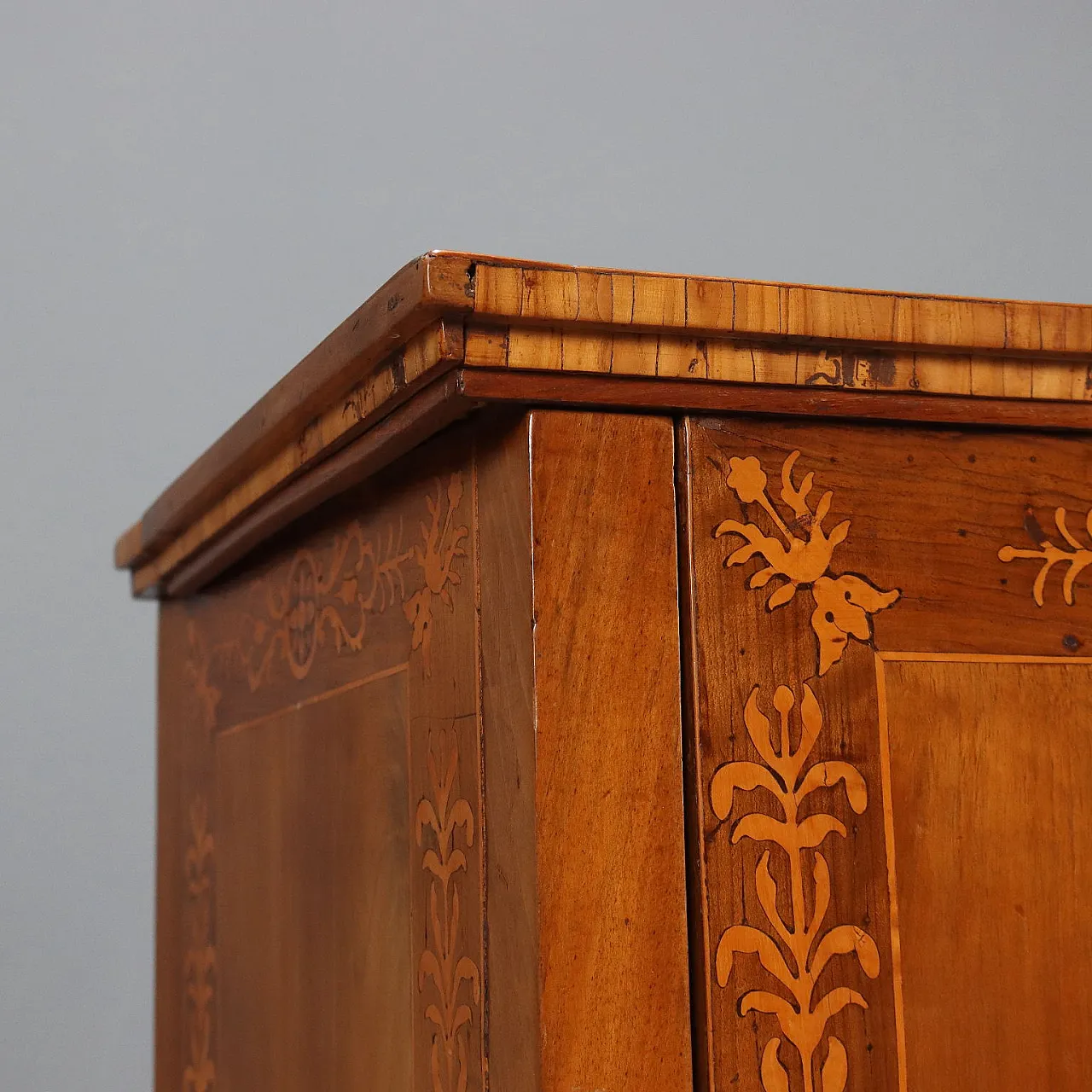 Comodino in noce con intarsi e finiture in acero, fine '800 6