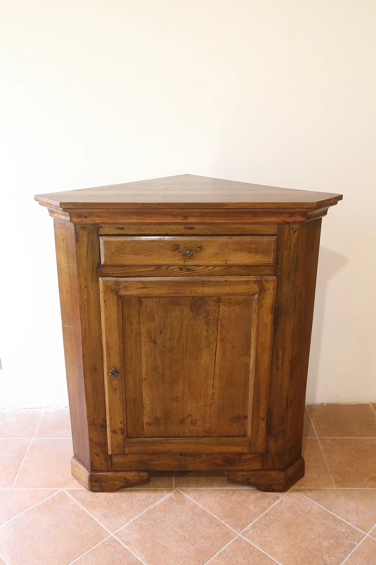 large antique Venetian corner cabinet in solid elm oak 18th century 10