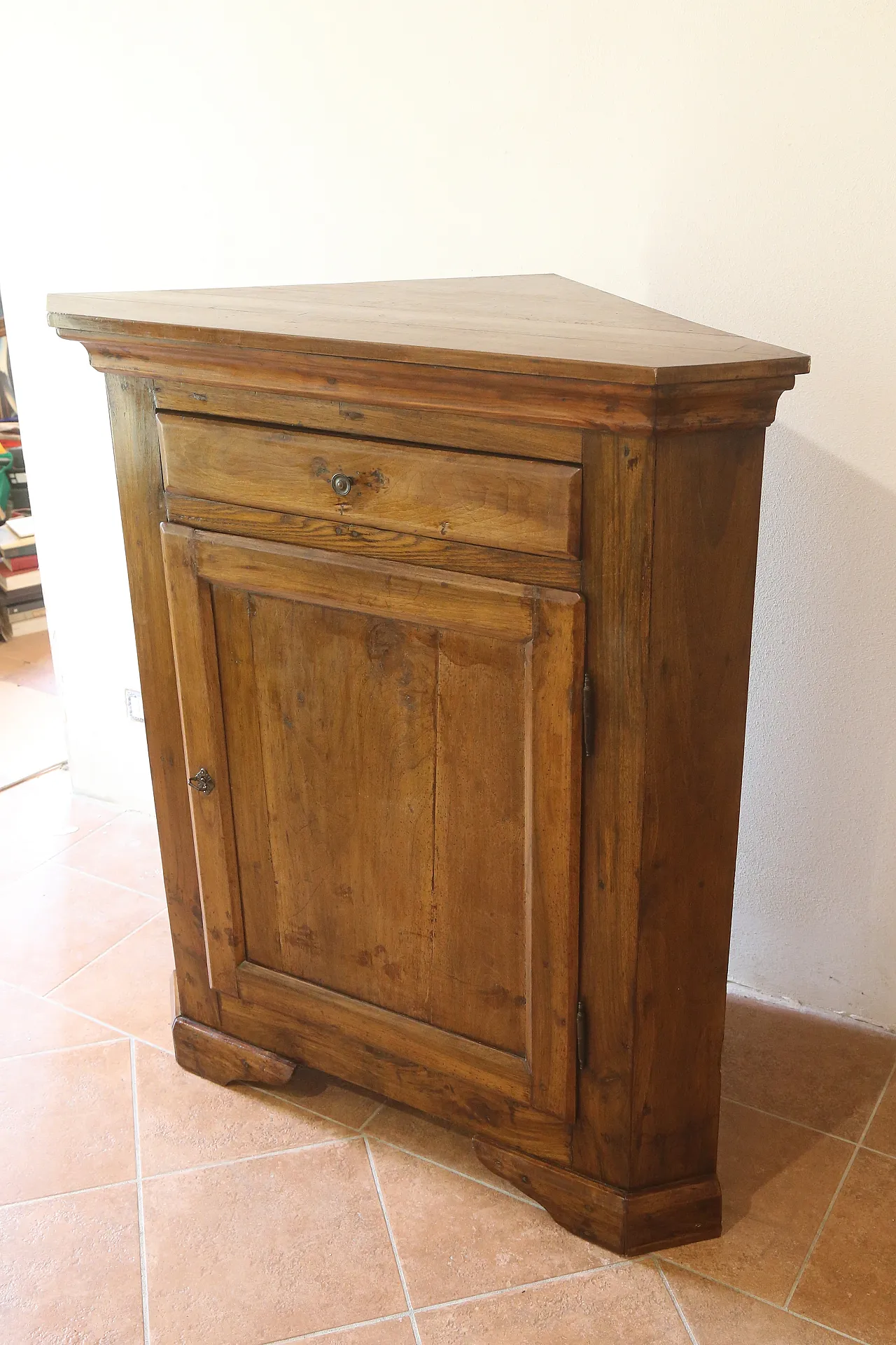 large antique Venetian corner cabinet in solid elm oak 18th century 12