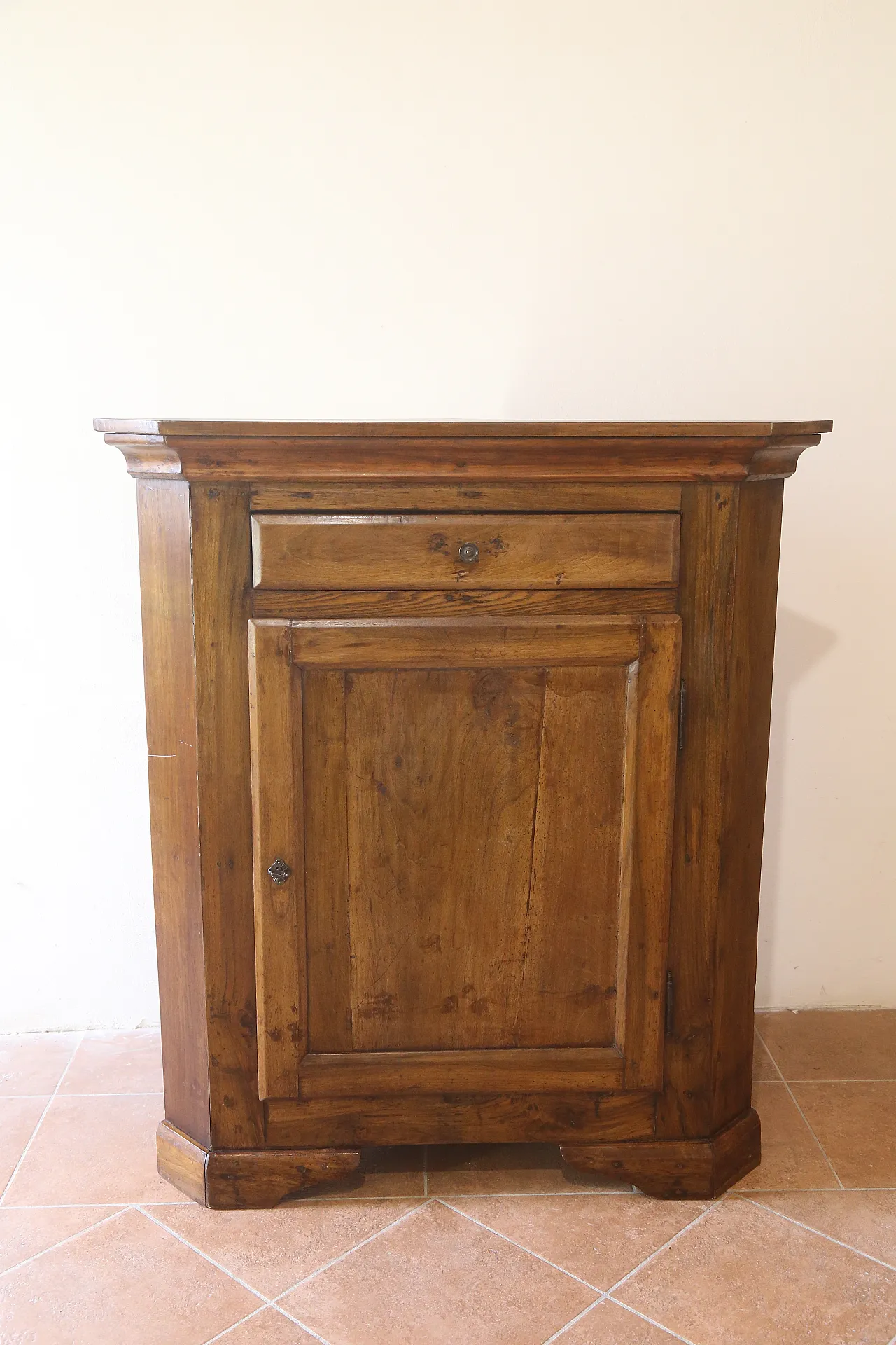 large antique Venetian corner cabinet in solid elm oak 18th century 13