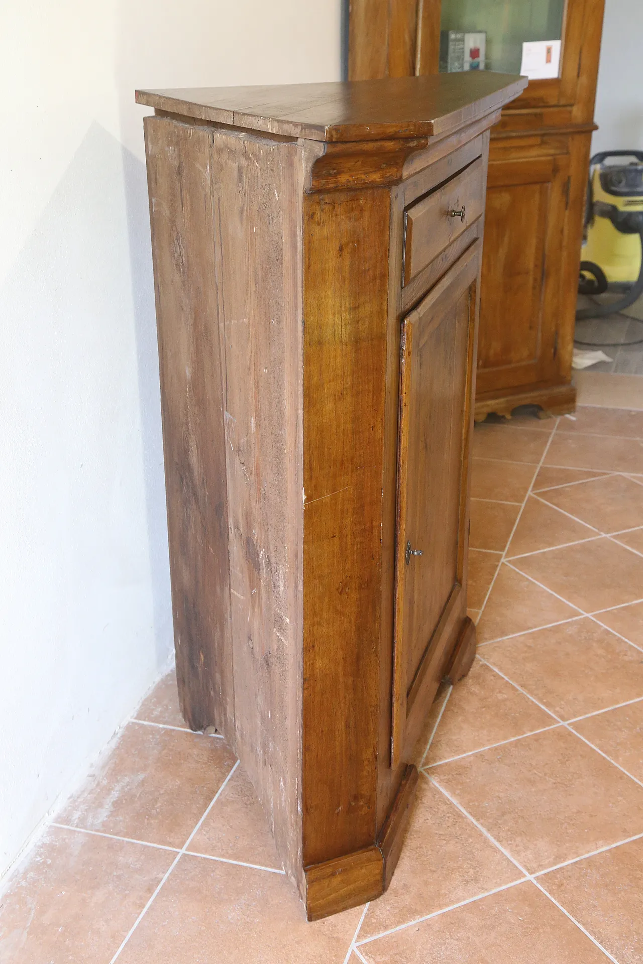large antique Venetian corner cabinet in solid elm oak 18th century 16