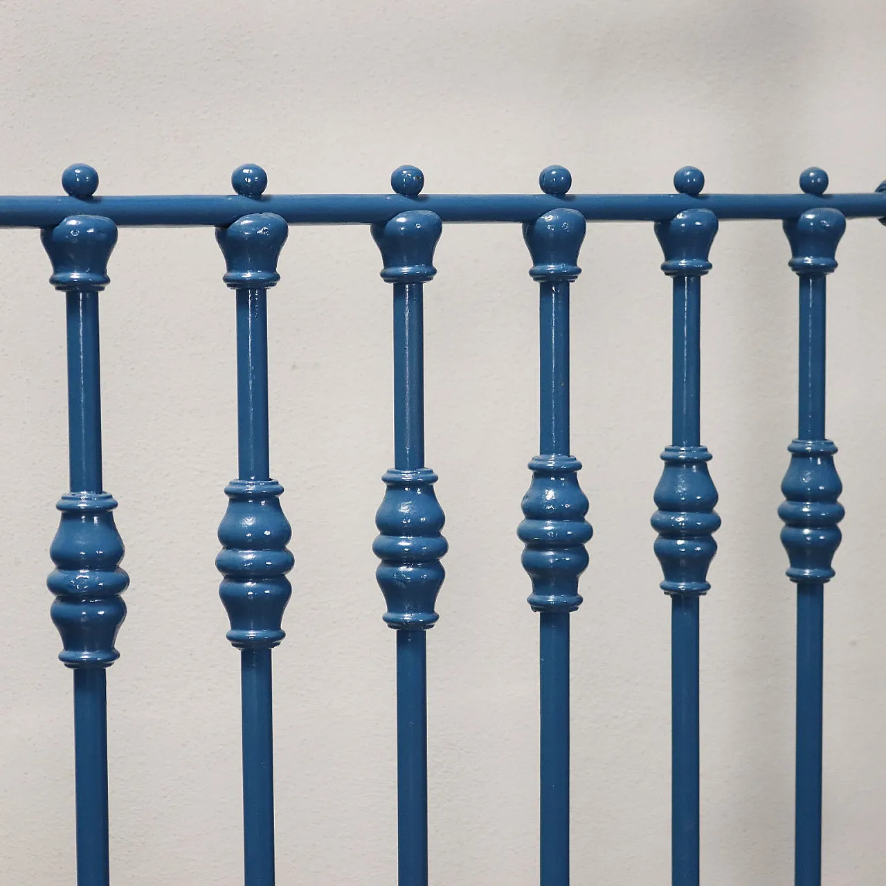 Letto singolo in ferro battuto laccato blu, inizio '900 4