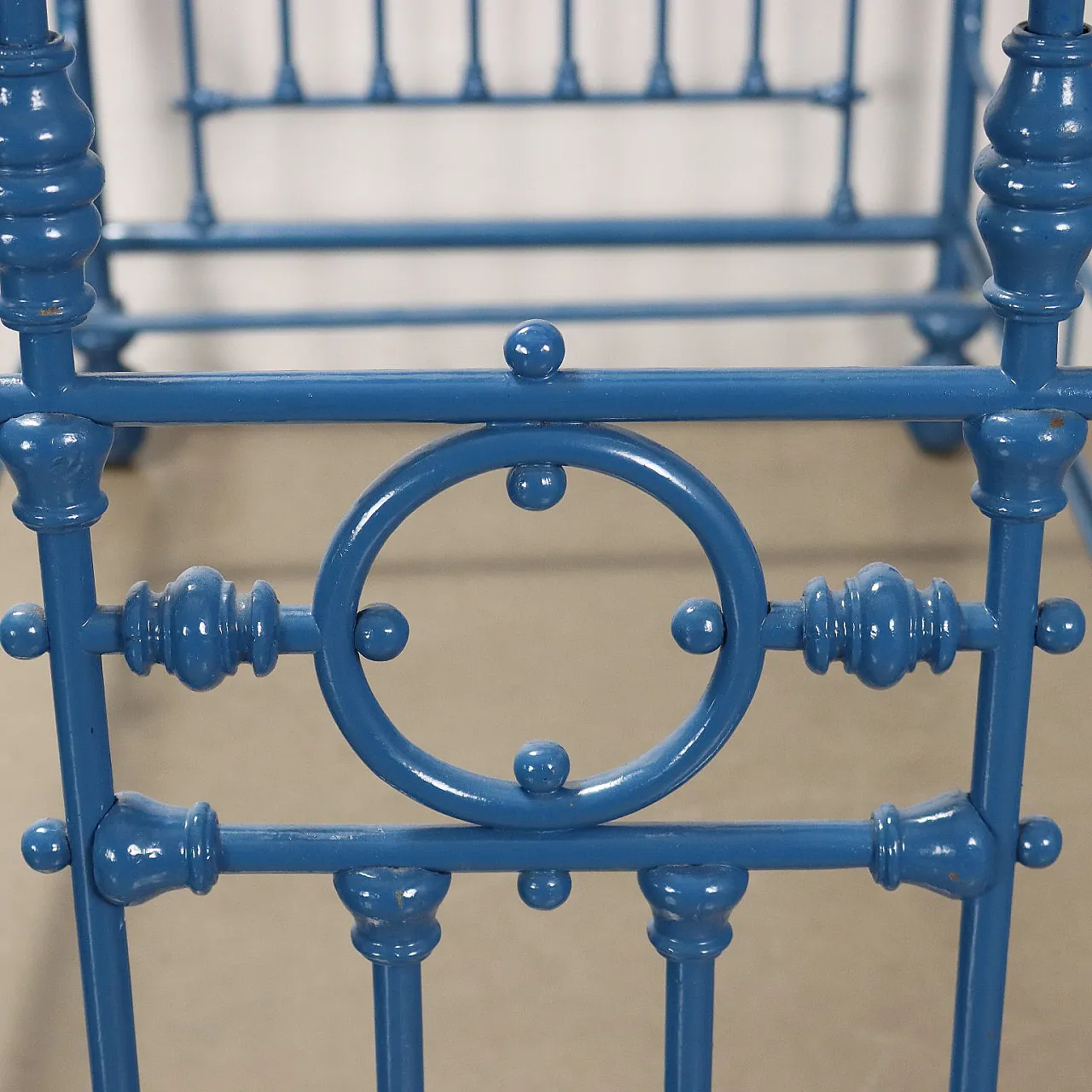 Letto singolo in ferro battuto laccato blu, inizio '900 5