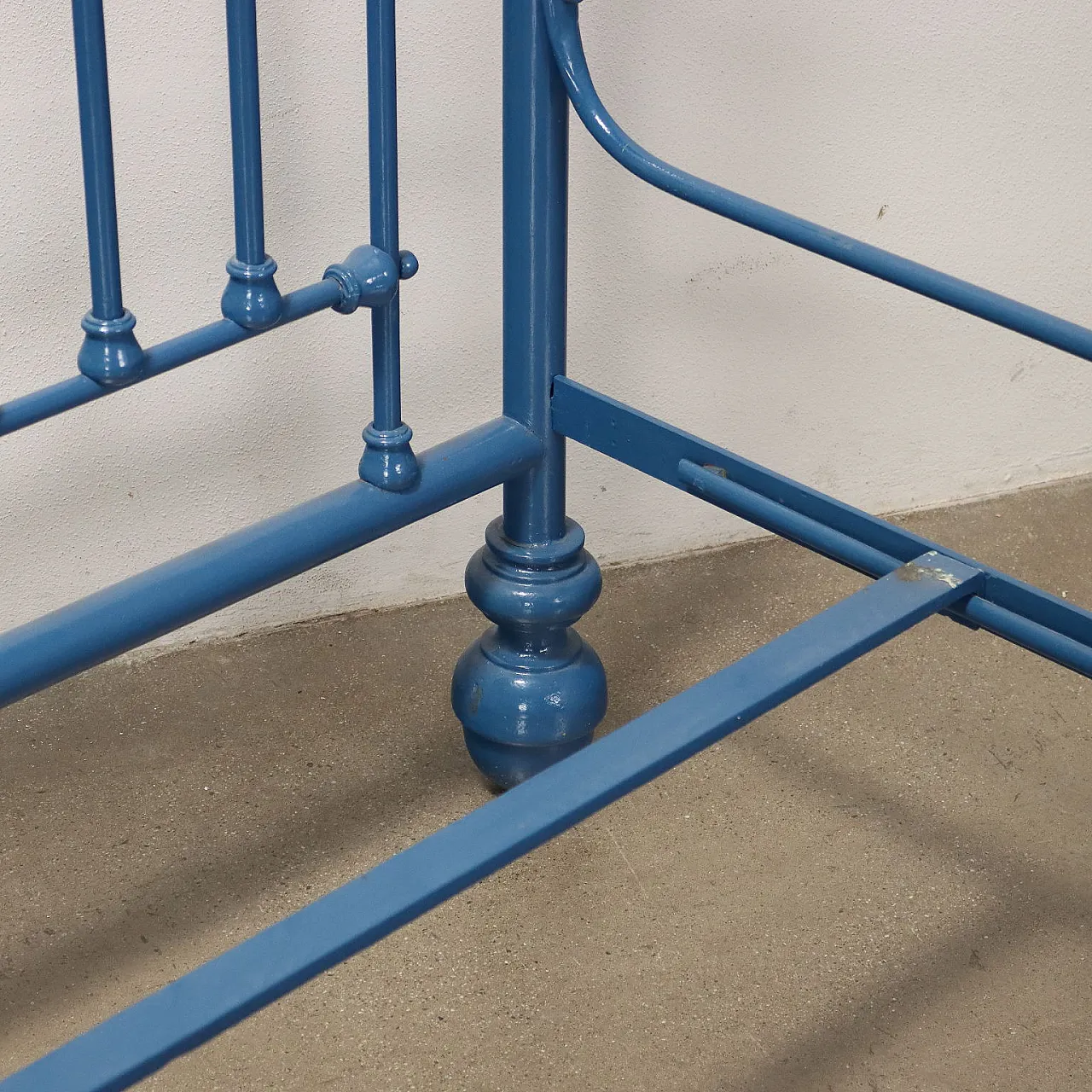 Letto singolo in ferro battuto laccato blu, inizio '900 6