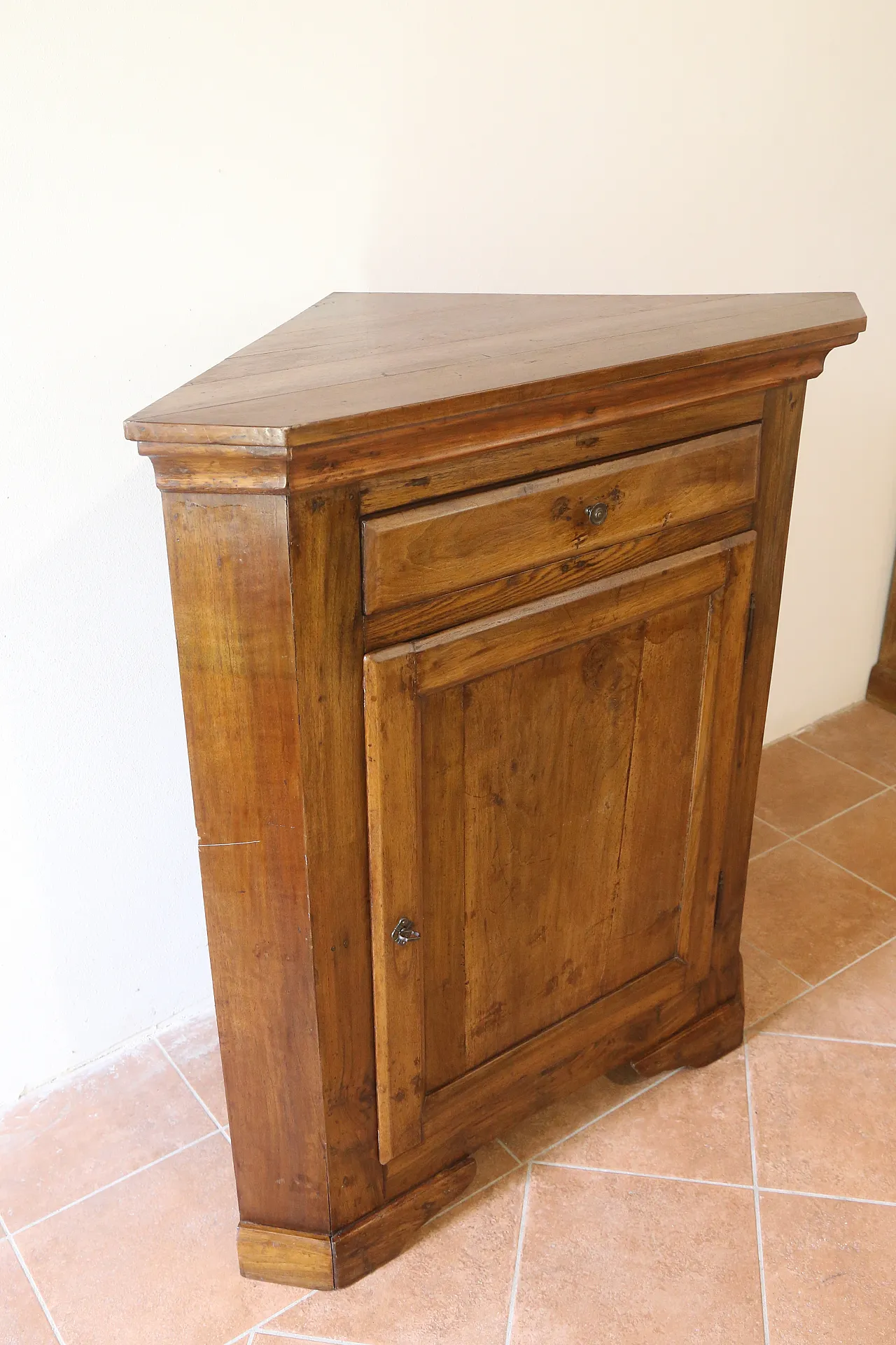 large antique Venetian corner cabinet in solid elm oak 18th century 38