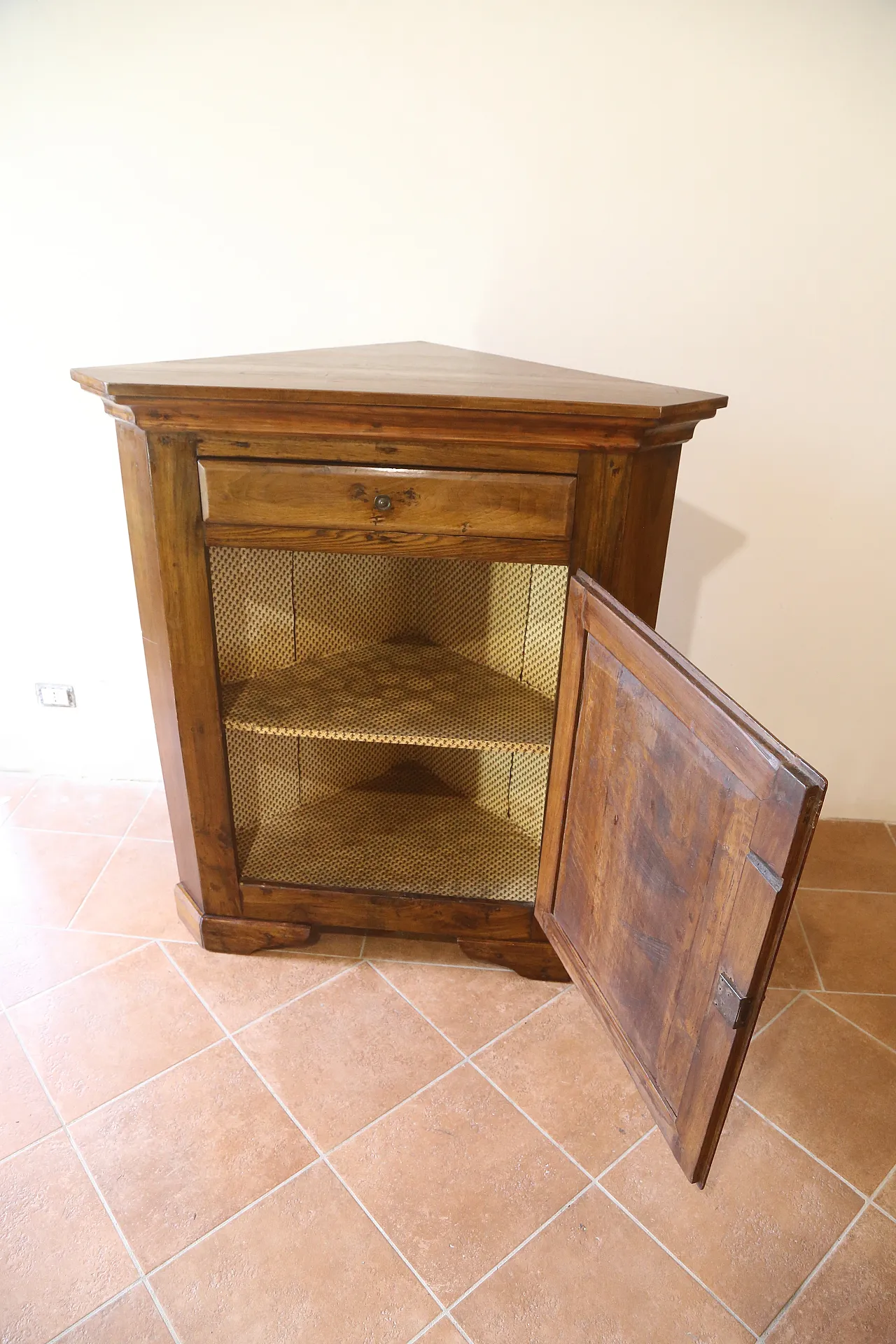large antique Venetian corner cabinet in solid elm oak 18th century 44