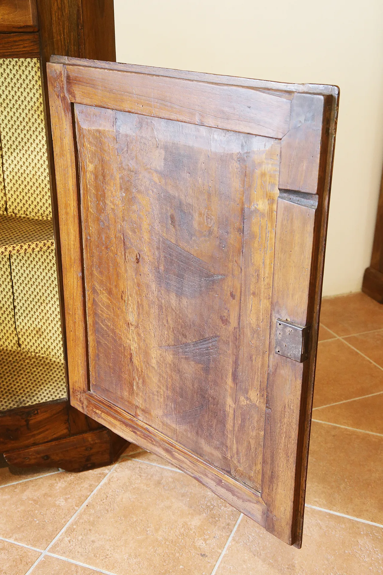large antique Venetian corner cabinet in solid elm oak 18th century 45