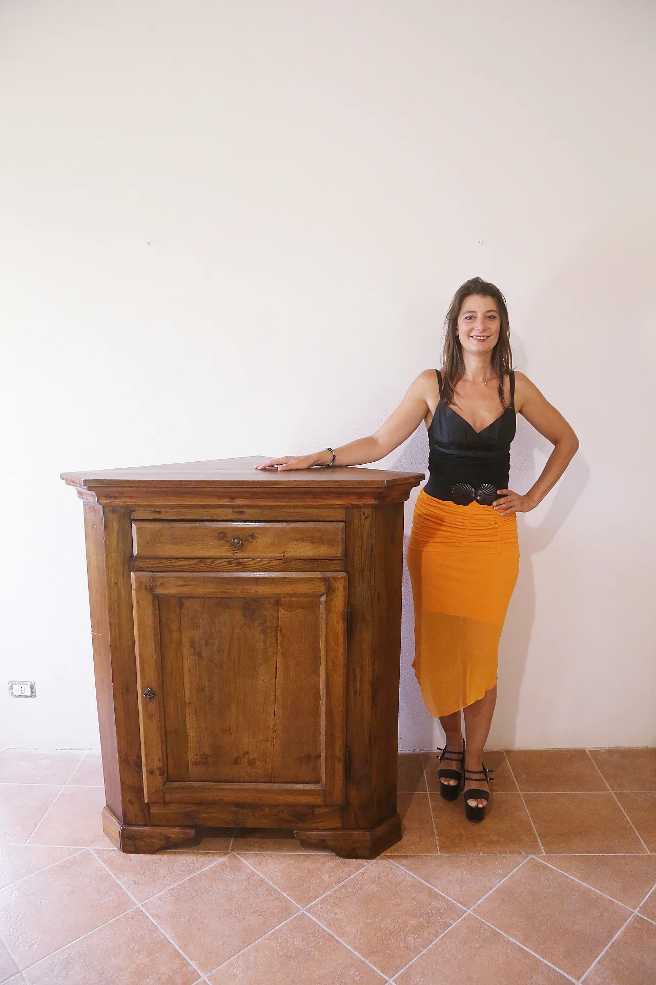 large antique Venetian corner cabinet in solid elm oak 18th century 47