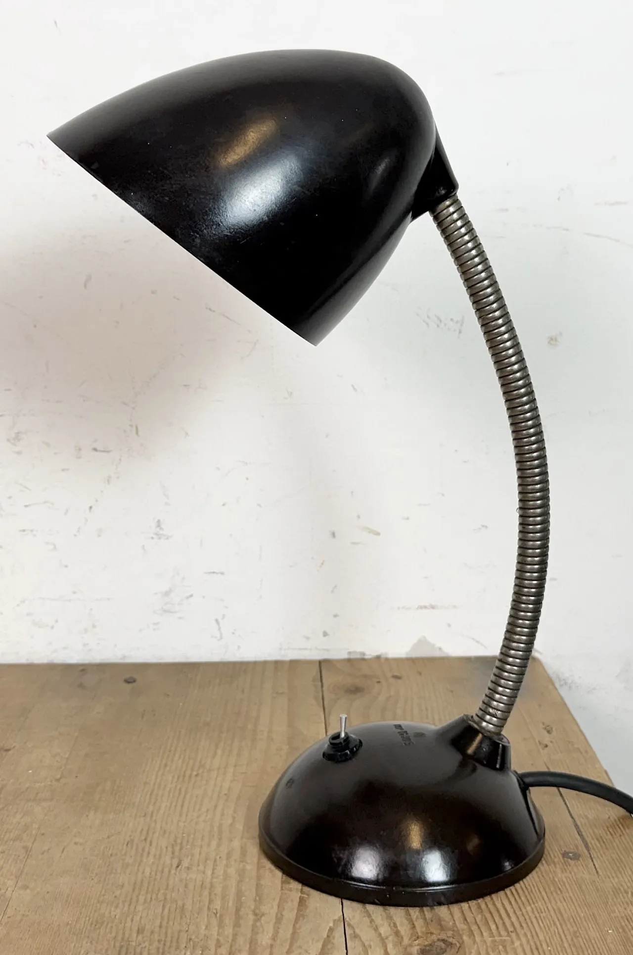 Lampada da tavolo vintage a collo di cigno in bachelite marrone, anni '50 3